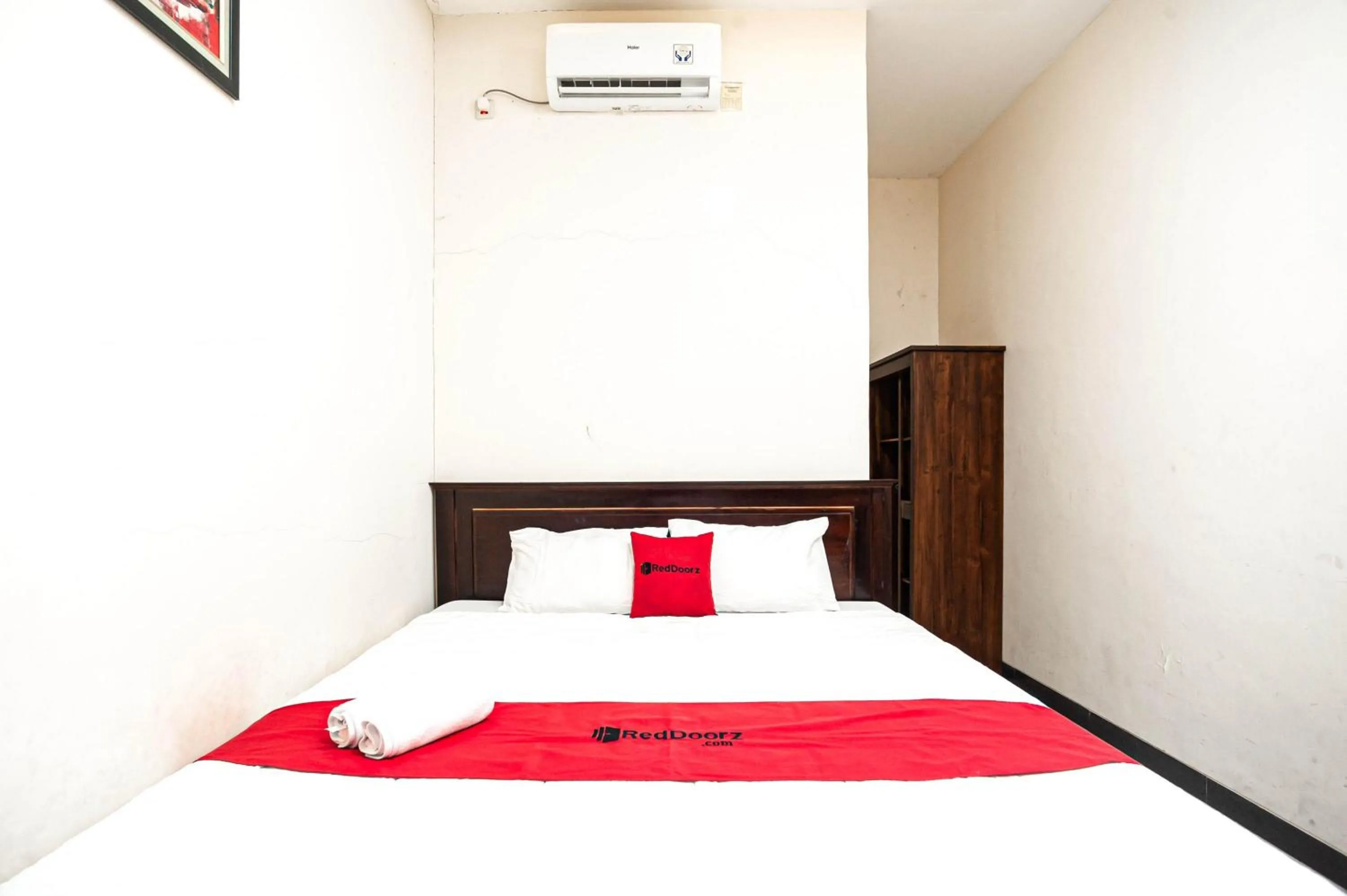 Bedroom, Bed in RedDoorz Plus near Universitas Indonesia
