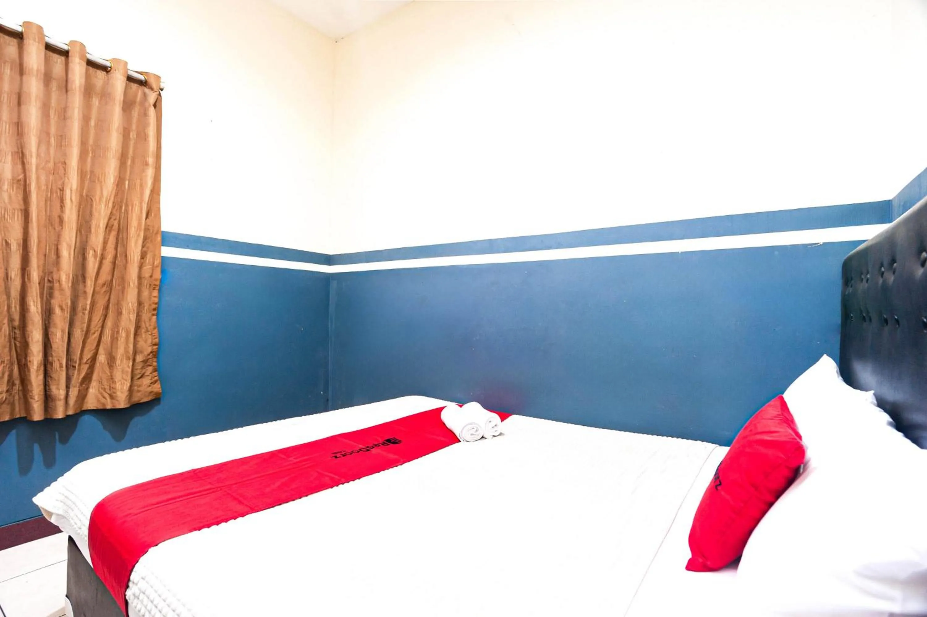 Bedroom, Bed in RedDoorz Plus near Universitas Indonesia