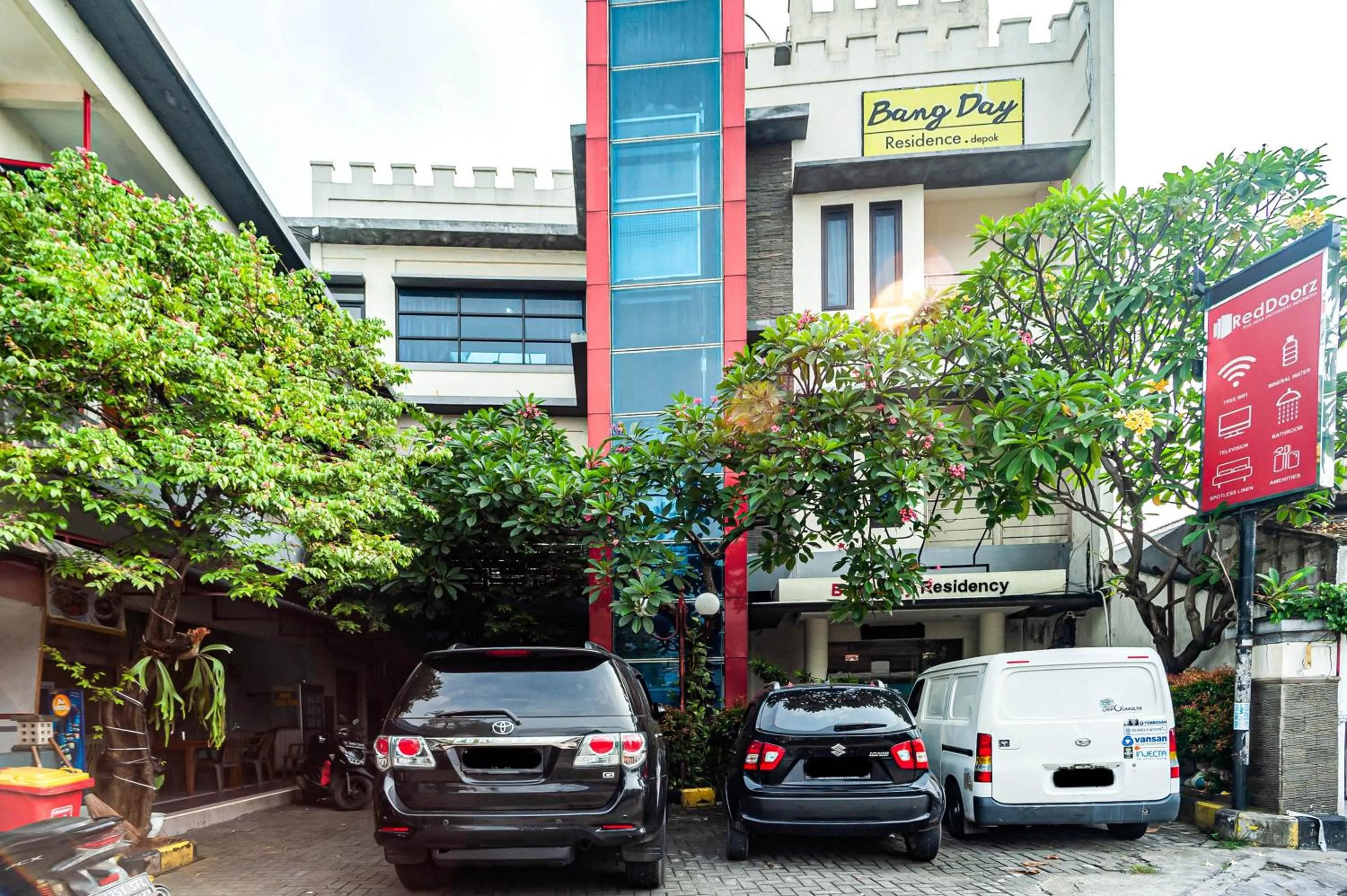 Facade/entrance in RedDoorz Plus near Universitas Indonesia