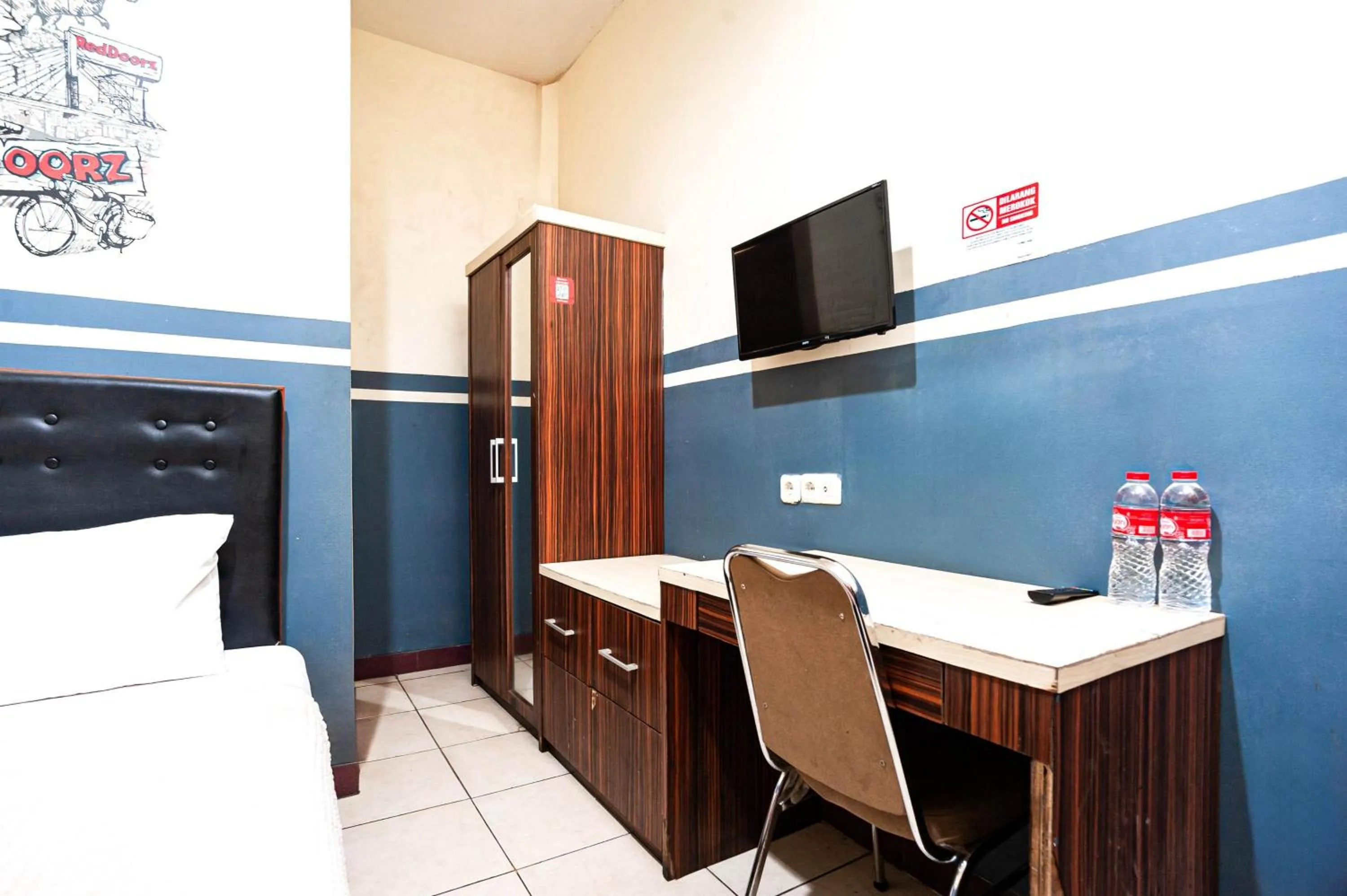 Bedroom, Bed in RedDoorz Plus near Universitas Indonesia