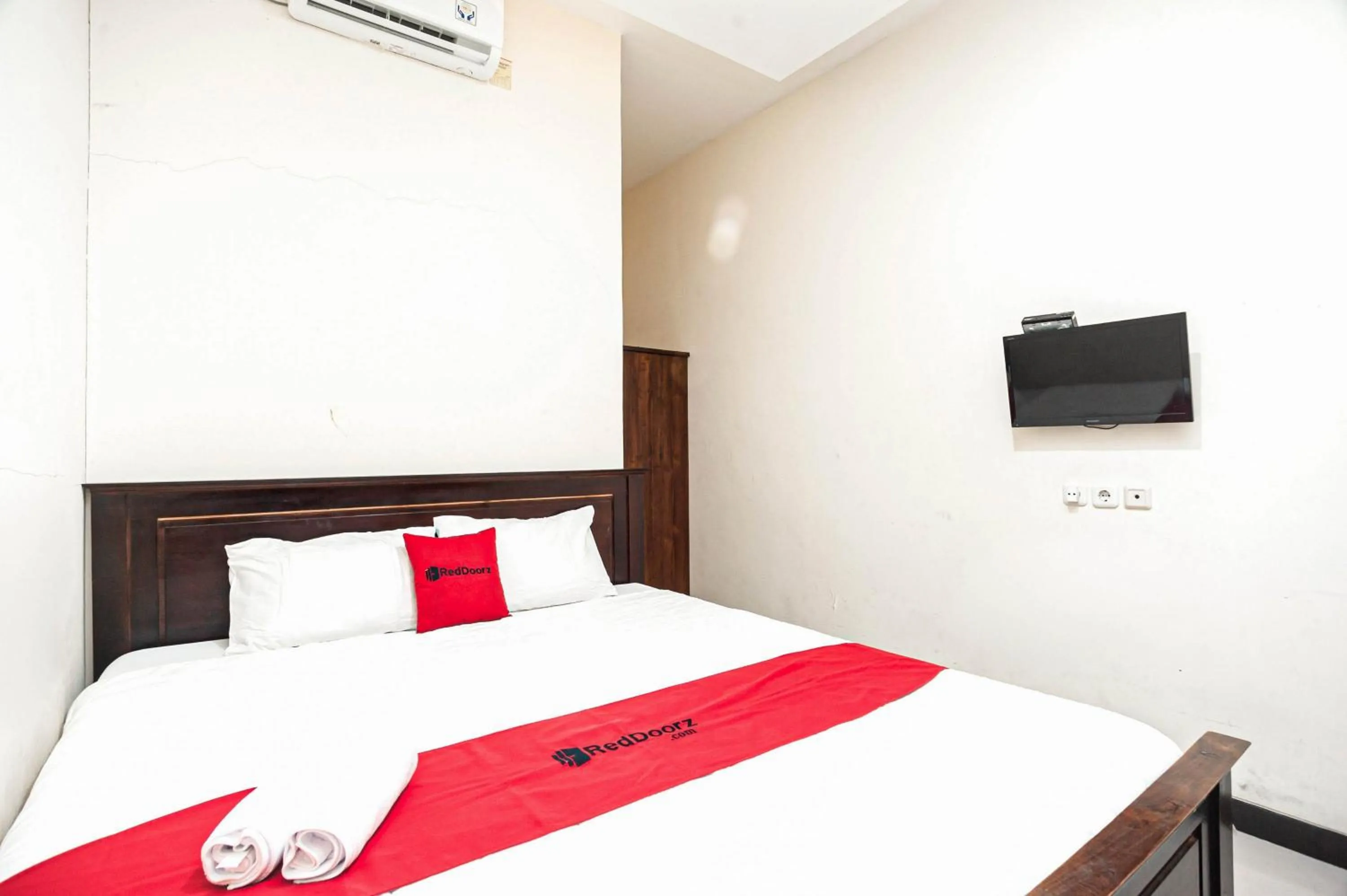 Bedroom, Bed in RedDoorz Plus near Universitas Indonesia