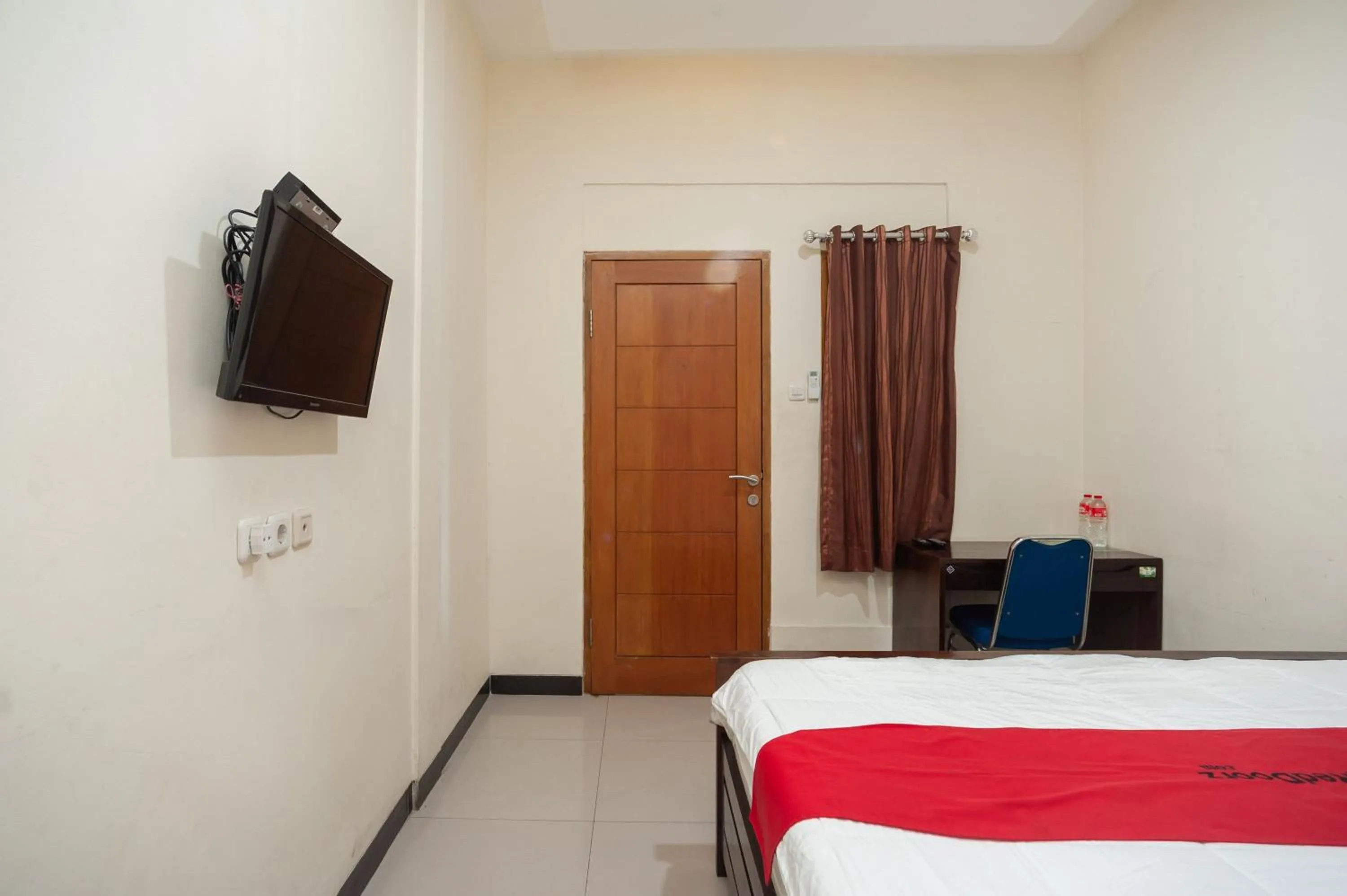 Bedroom, Bed in RedDoorz Plus near Universitas Indonesia
