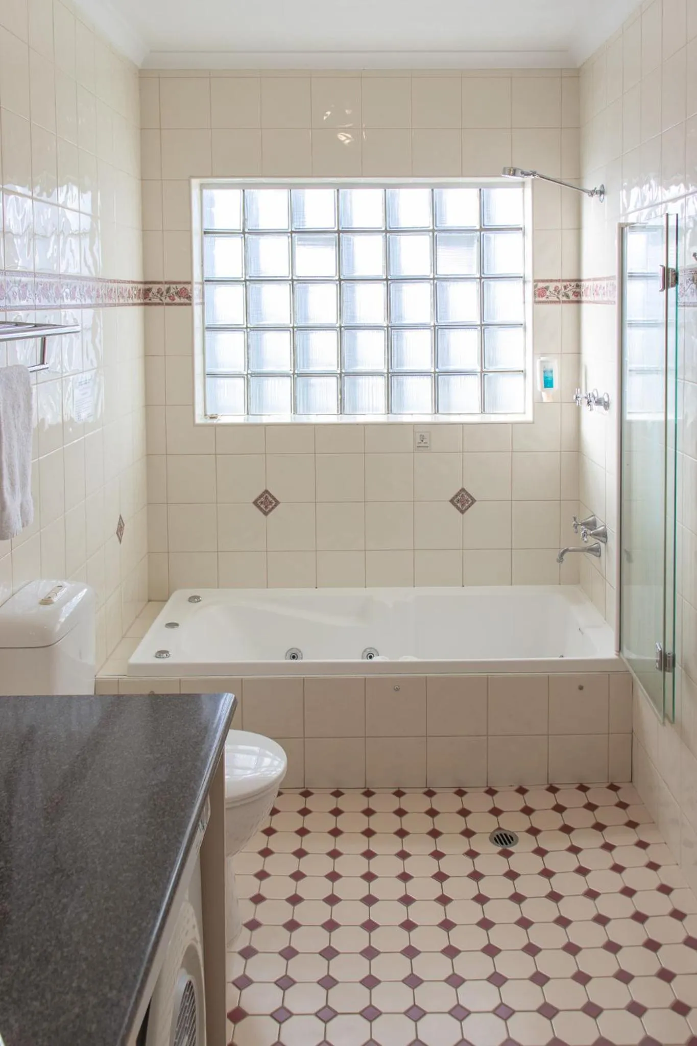 Bathroom in Arkana Motor Inn & Terrace Apartments