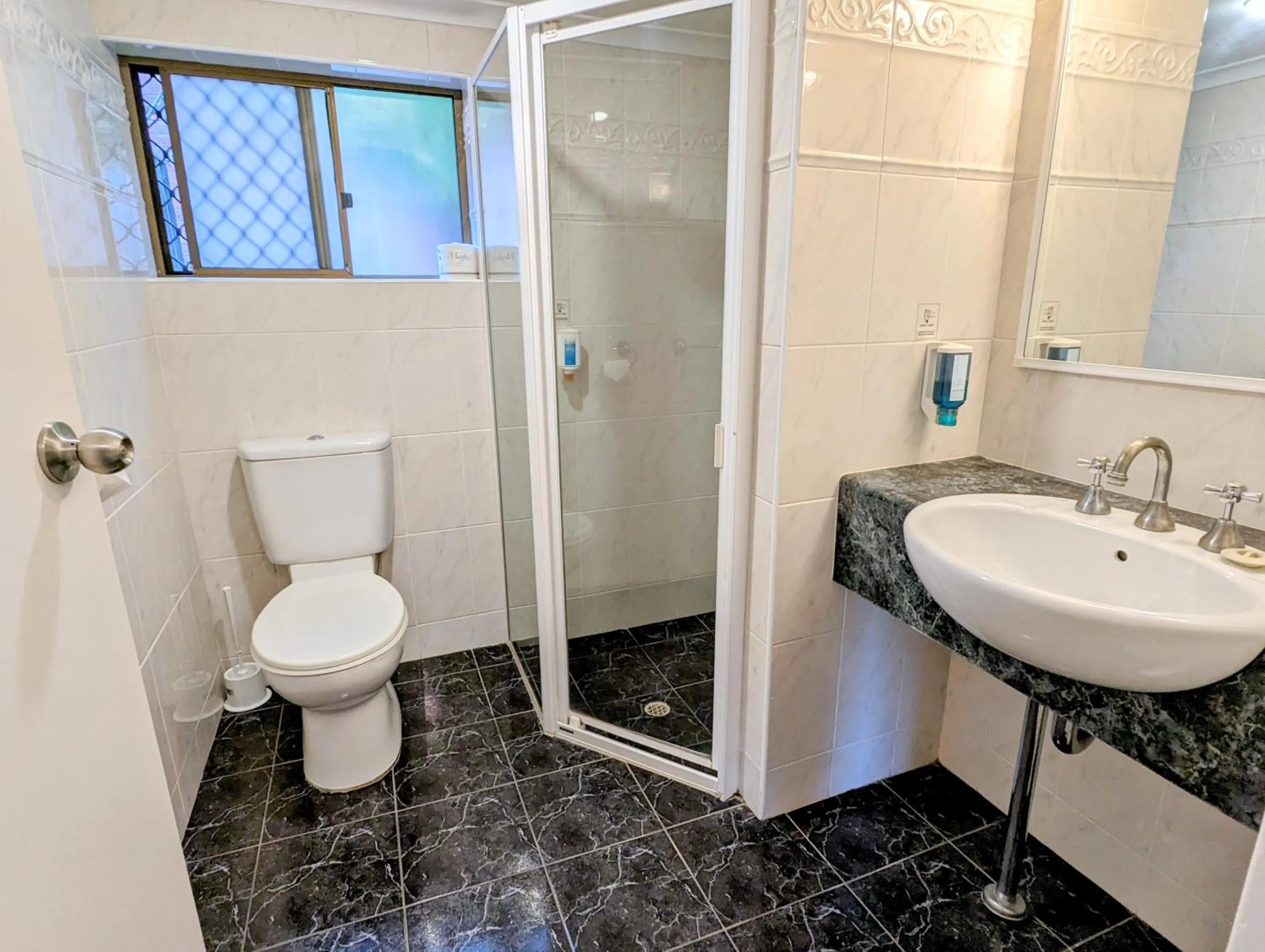 Bathroom in Arkana Motor Inn & Terrace Apartments