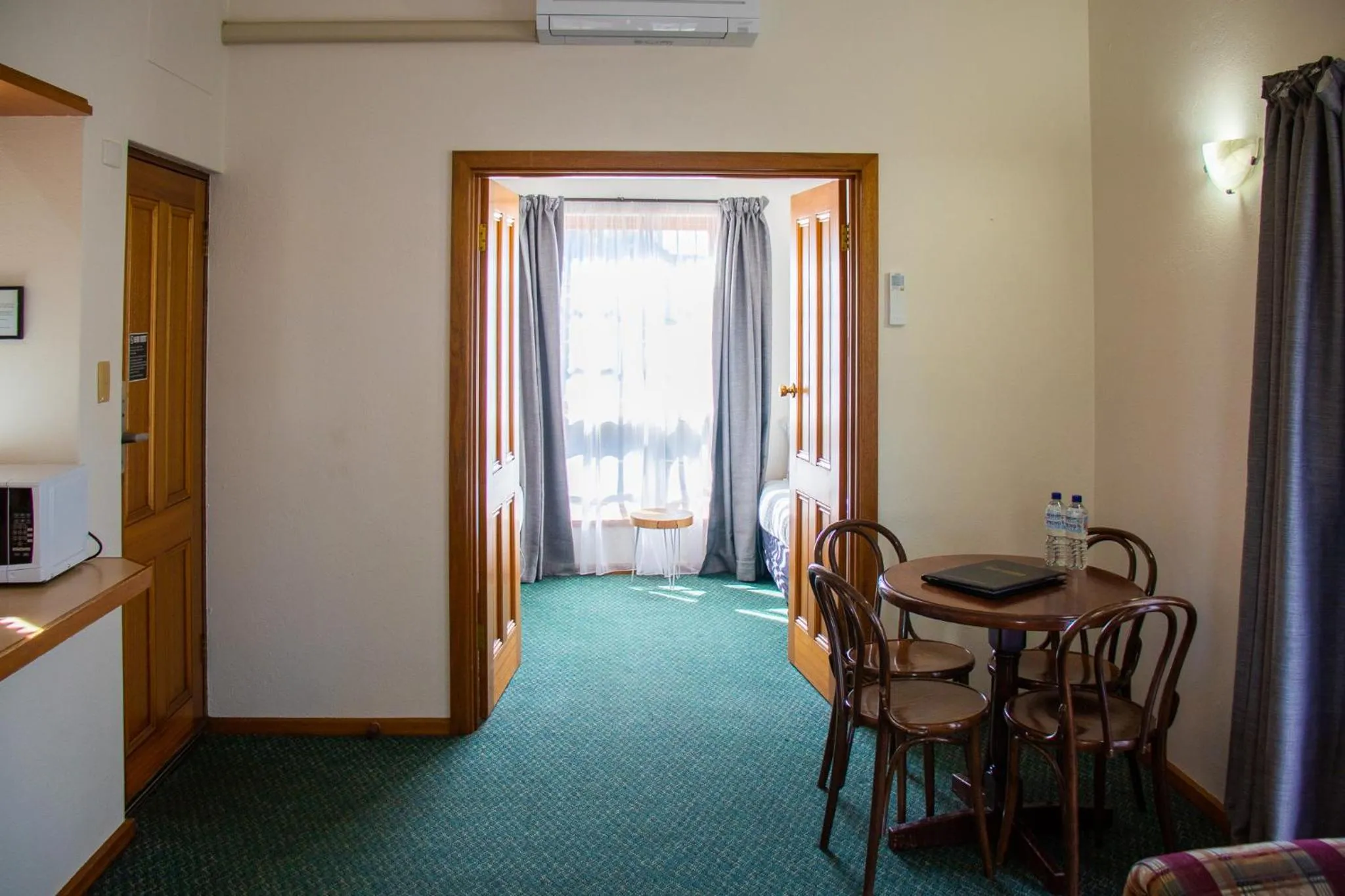 Living room in Arkana Motor Inn & Terrace Apartments