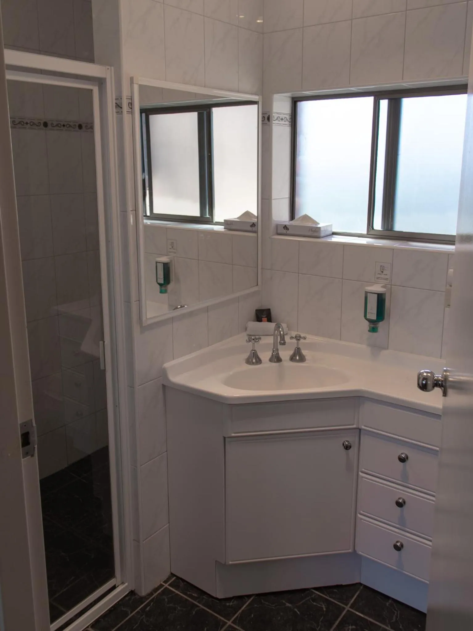 Bathroom in Arkana Motor Inn & Terrace Apartments