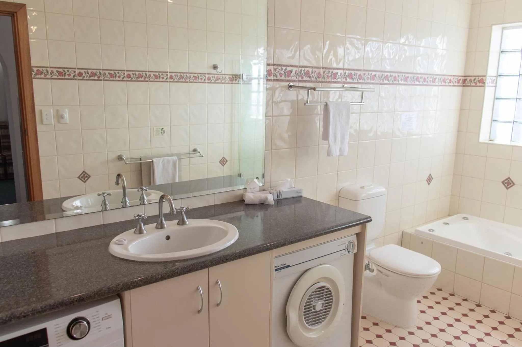 Bathroom in Arkana Motor Inn & Terrace Apartments