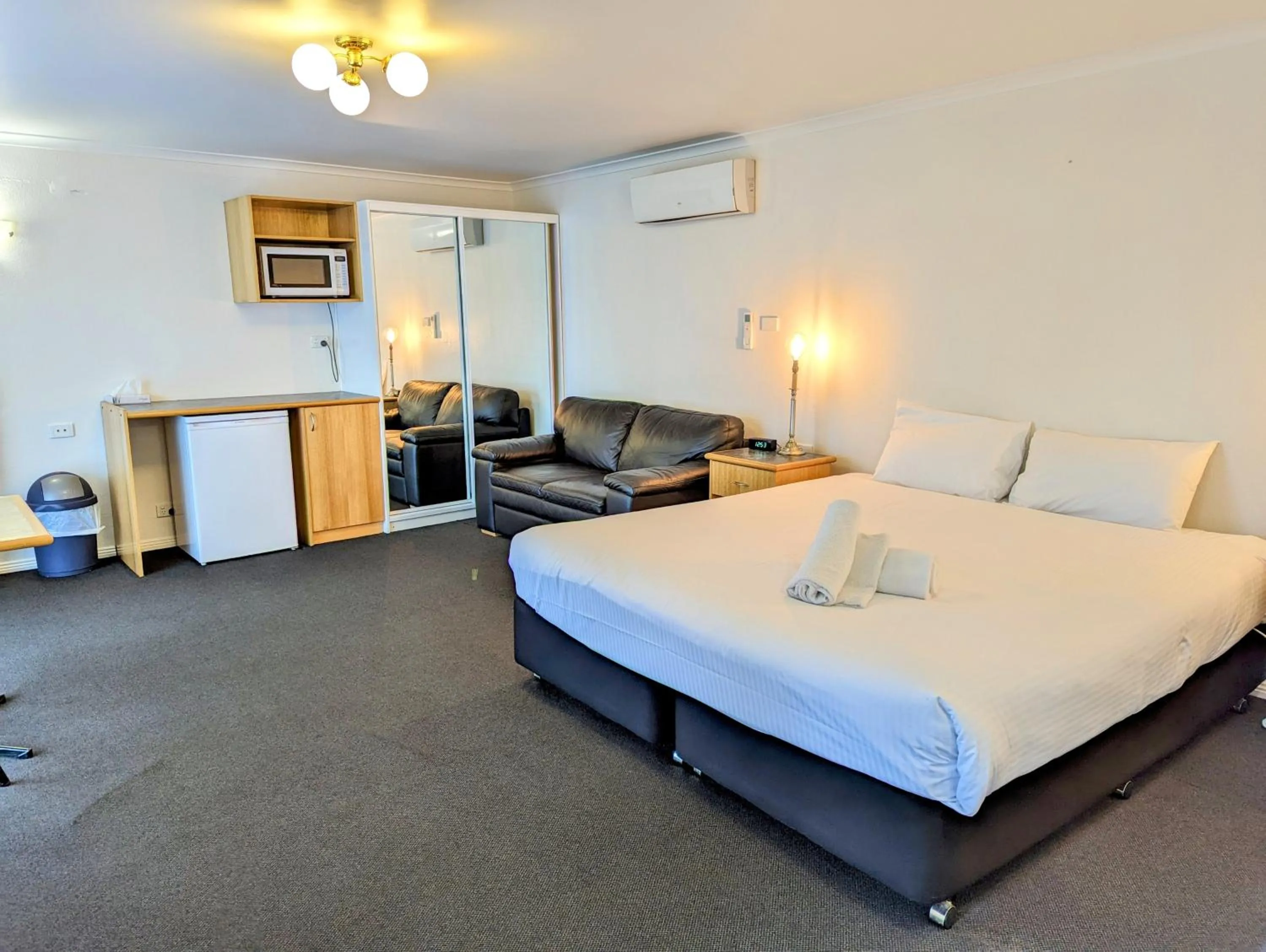 Bedroom, Bed in Arkana Motor Inn & Terrace Apartments