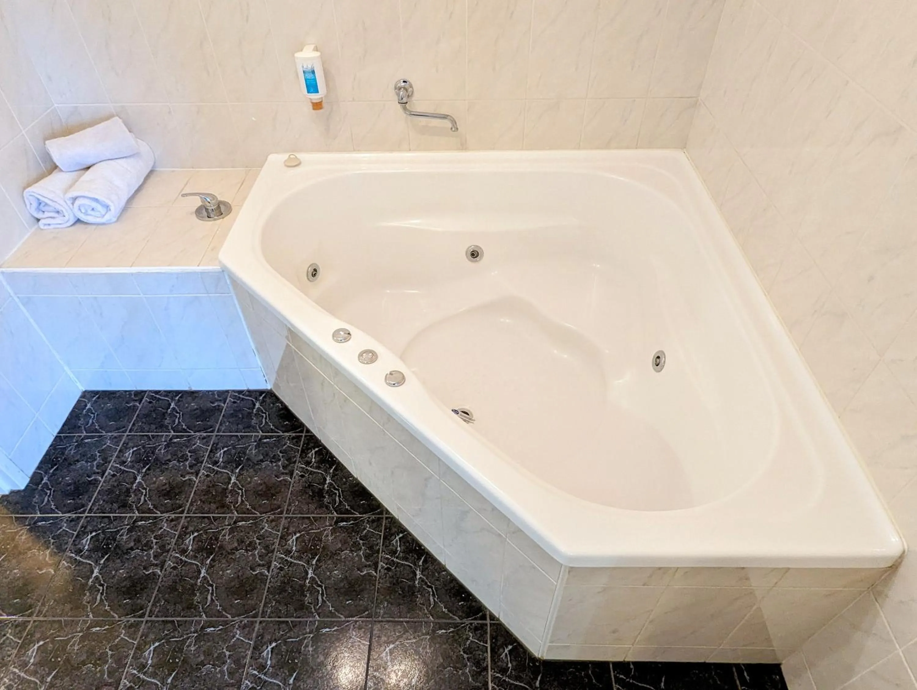 Bath in Arkana Motor Inn & Terrace Apartments