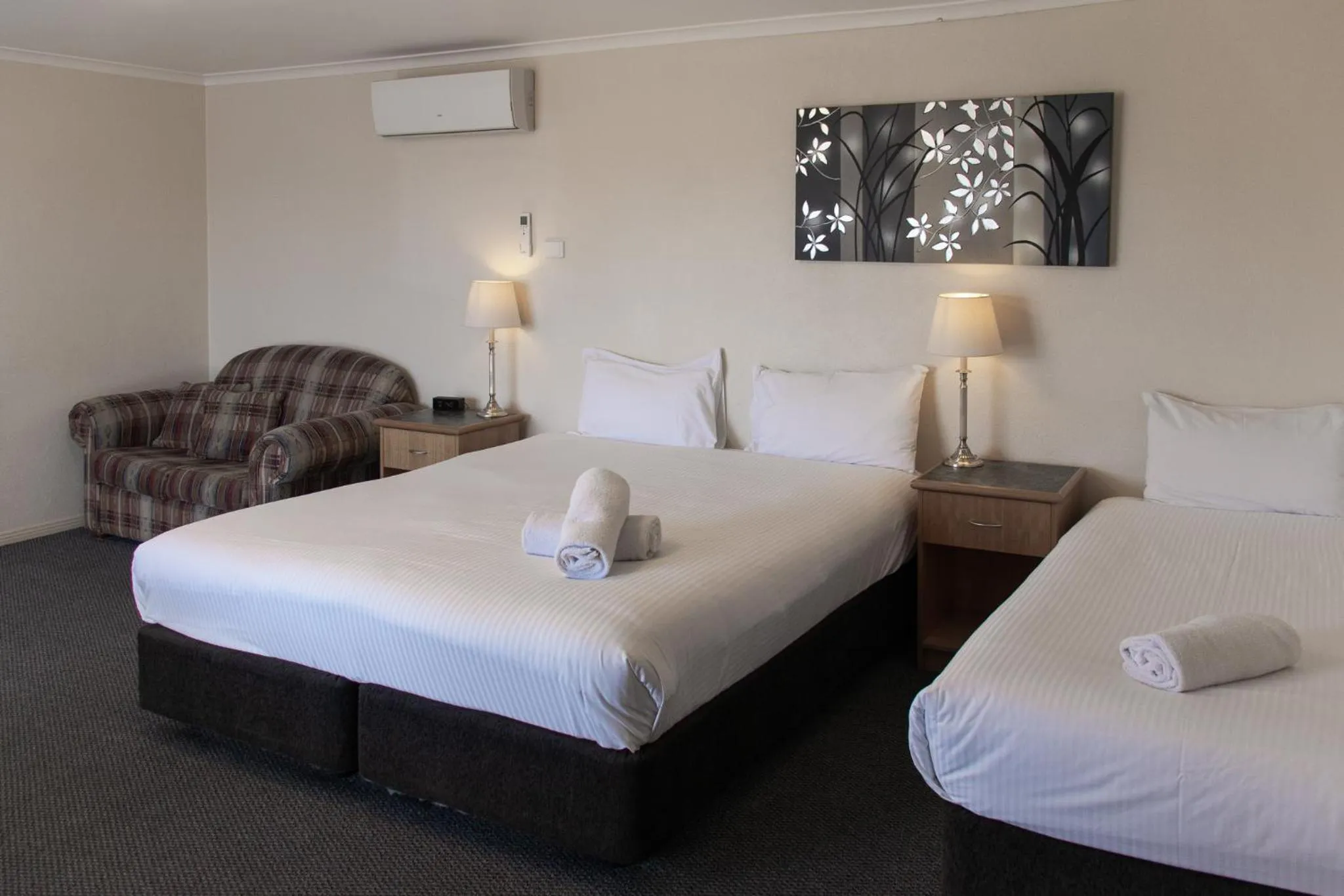 Bed in Arkana Motor Inn & Terrace Apartments