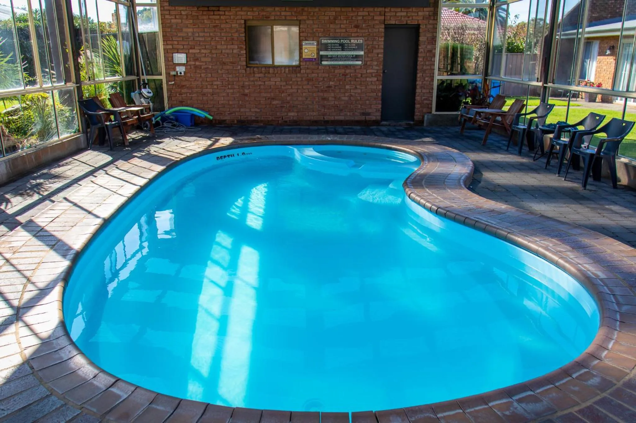 Swimming pool in Arkana Motor Inn & Terrace Apartments
