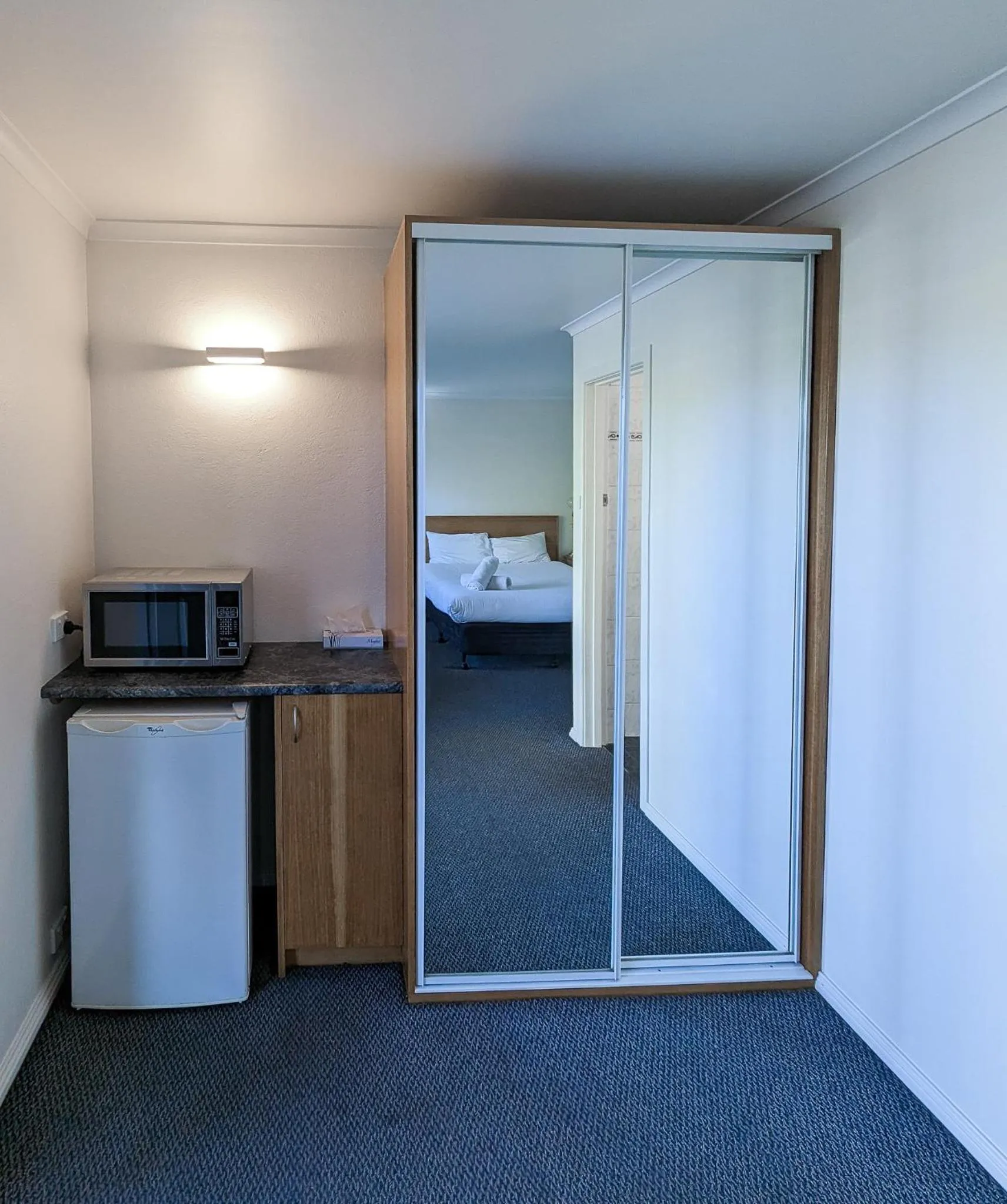Photo of the whole room, Bed in Arkana Motor Inn & Terrace Apartments
