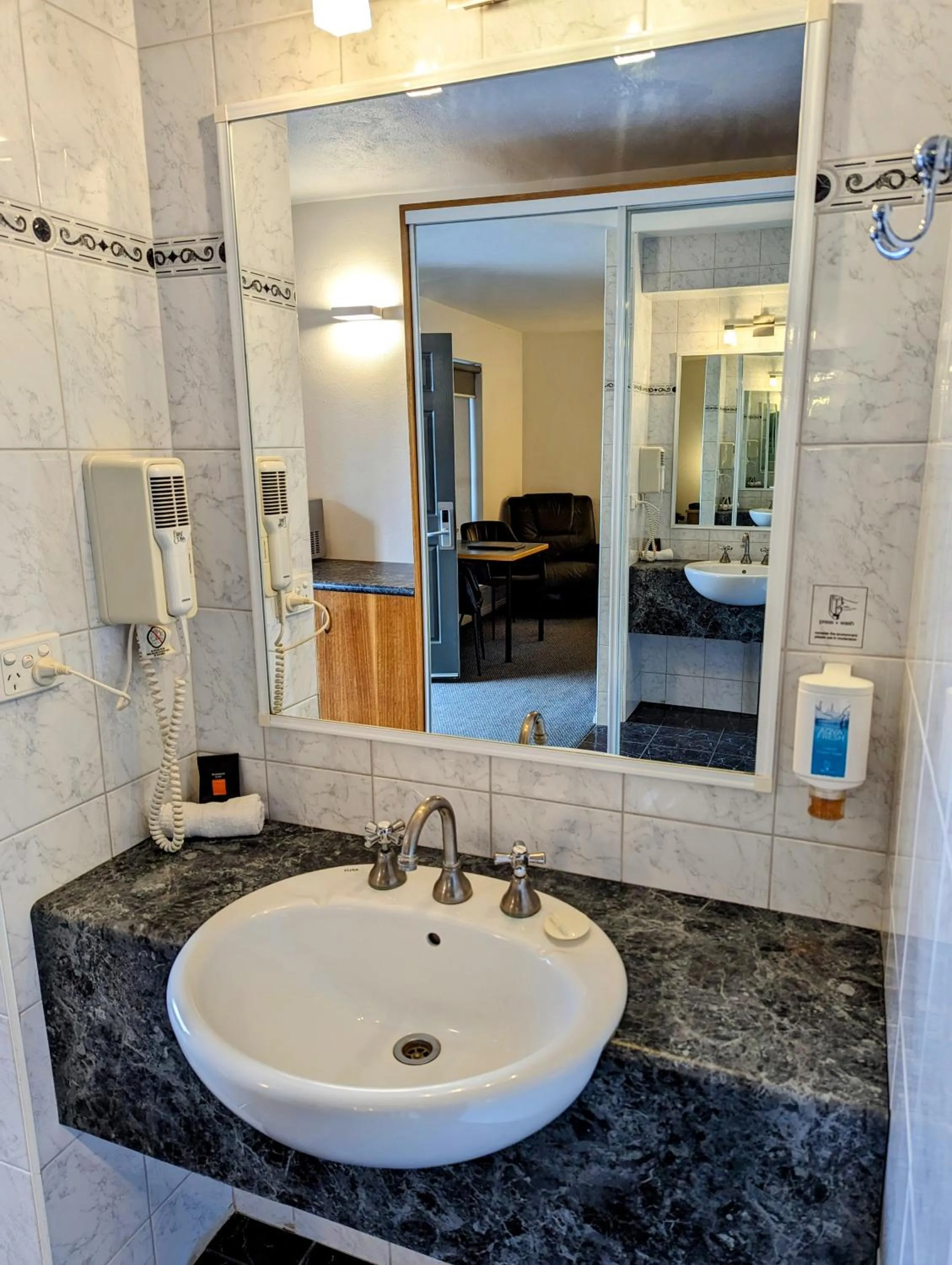 Bathroom in Arkana Motor Inn & Terrace Apartments