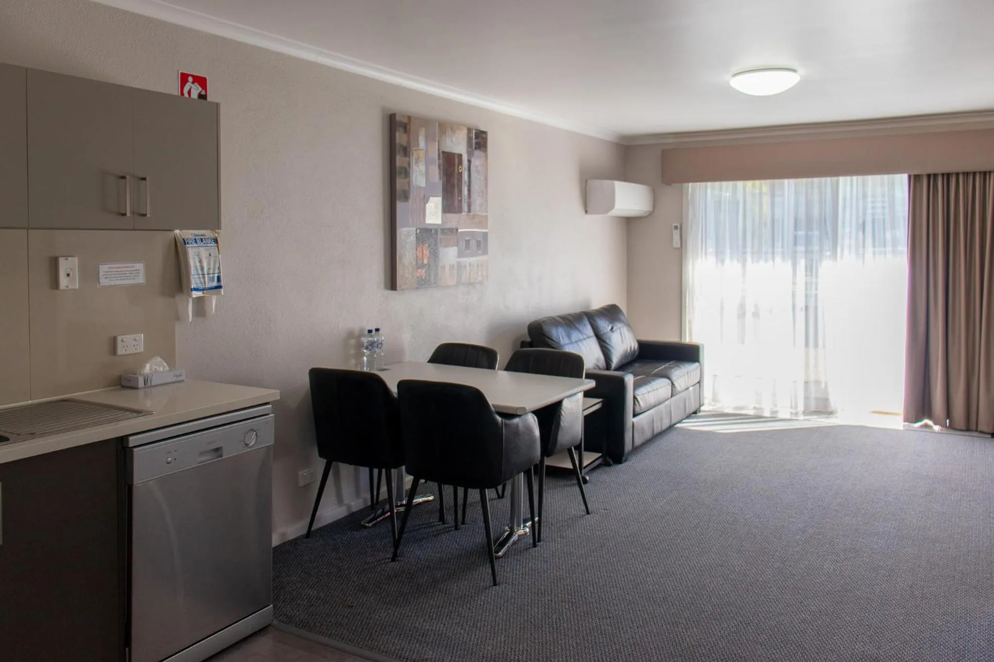 Living room in Arkana Motor Inn & Terrace Apartments