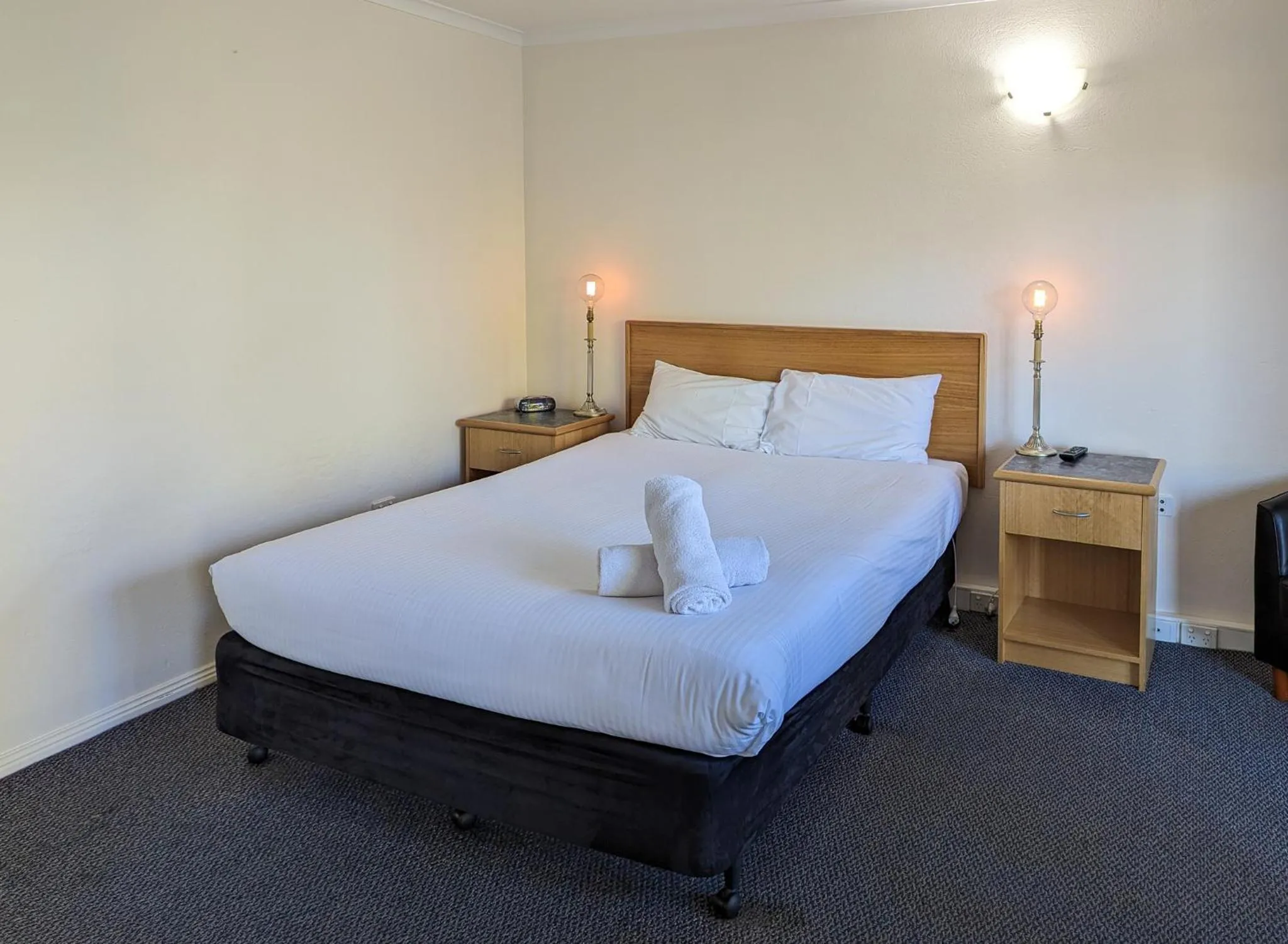 Bed in Arkana Motor Inn & Terrace Apartments