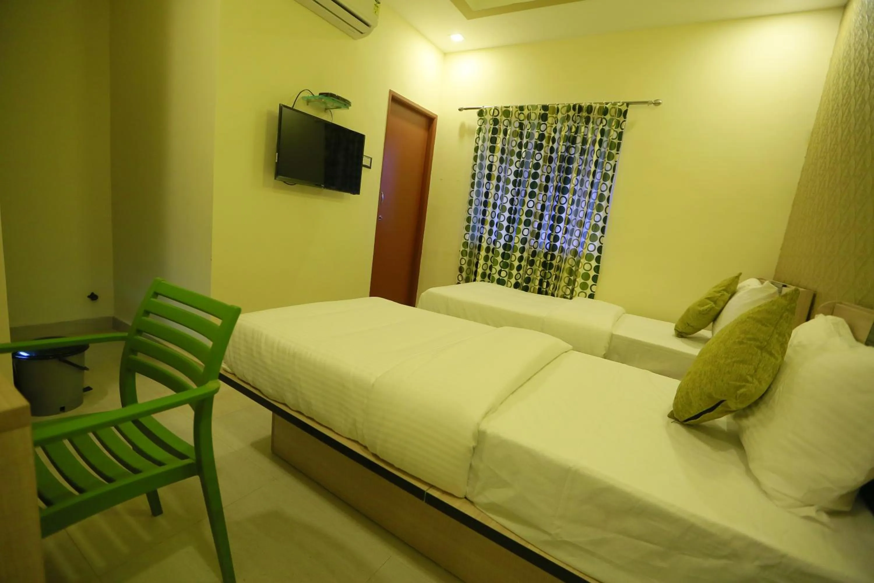 Bedroom, Bed in Kans One