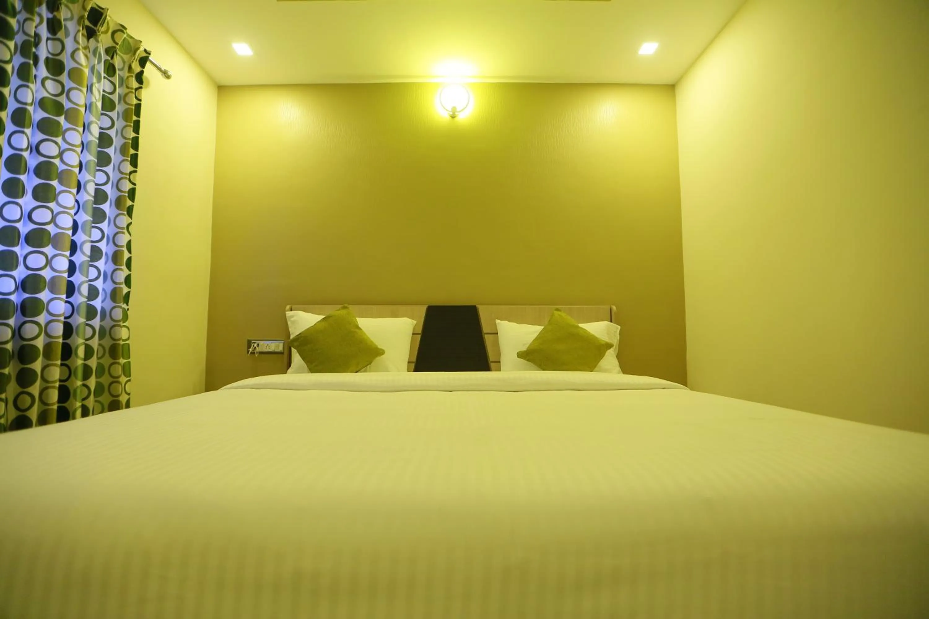 Bedroom, Bed in Kans One