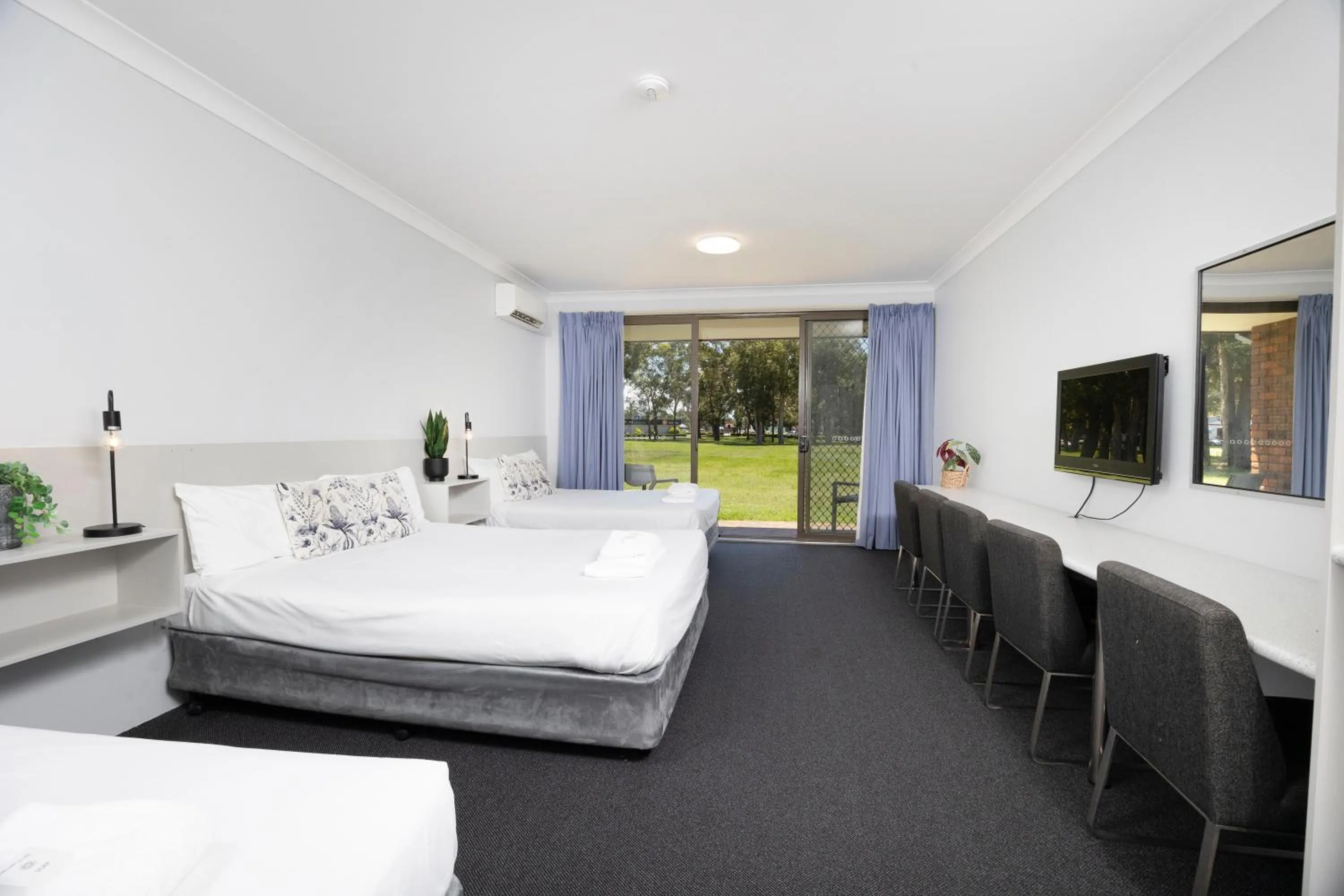 Bed in Island Palms Motor Inn