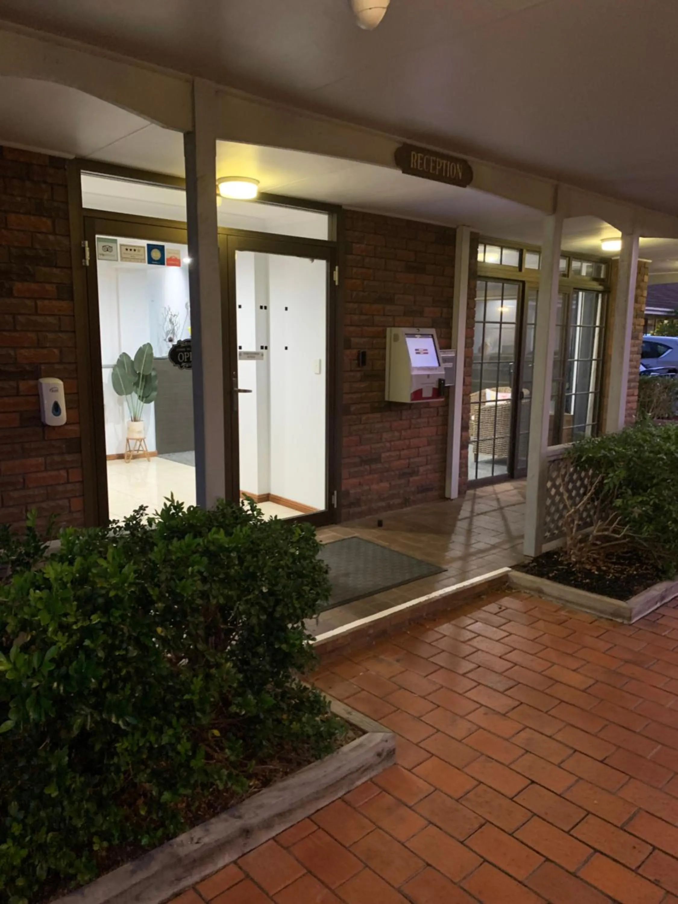 Text overlay in Island Palms Motor Inn