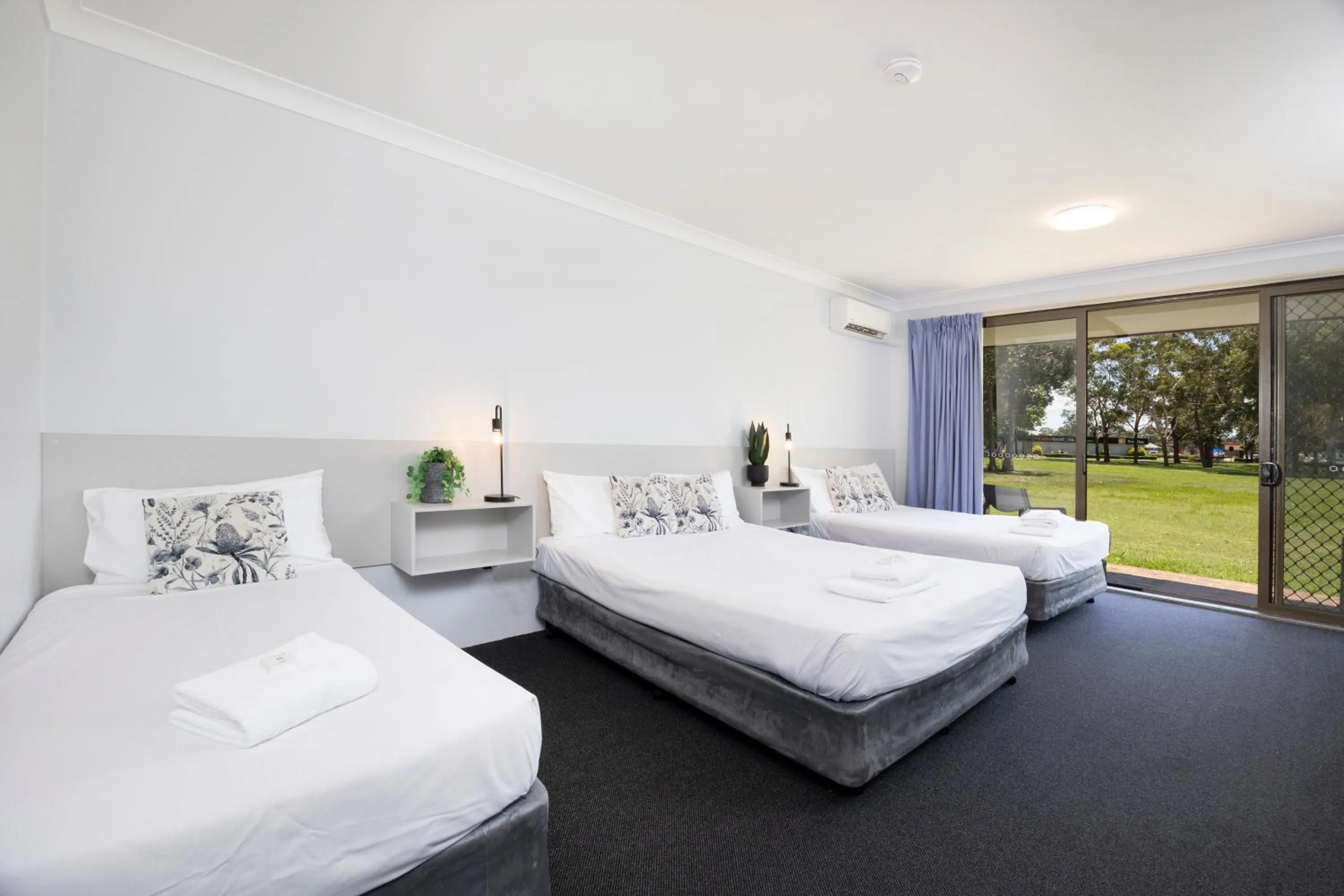 Bed in Island Palms Motor Inn