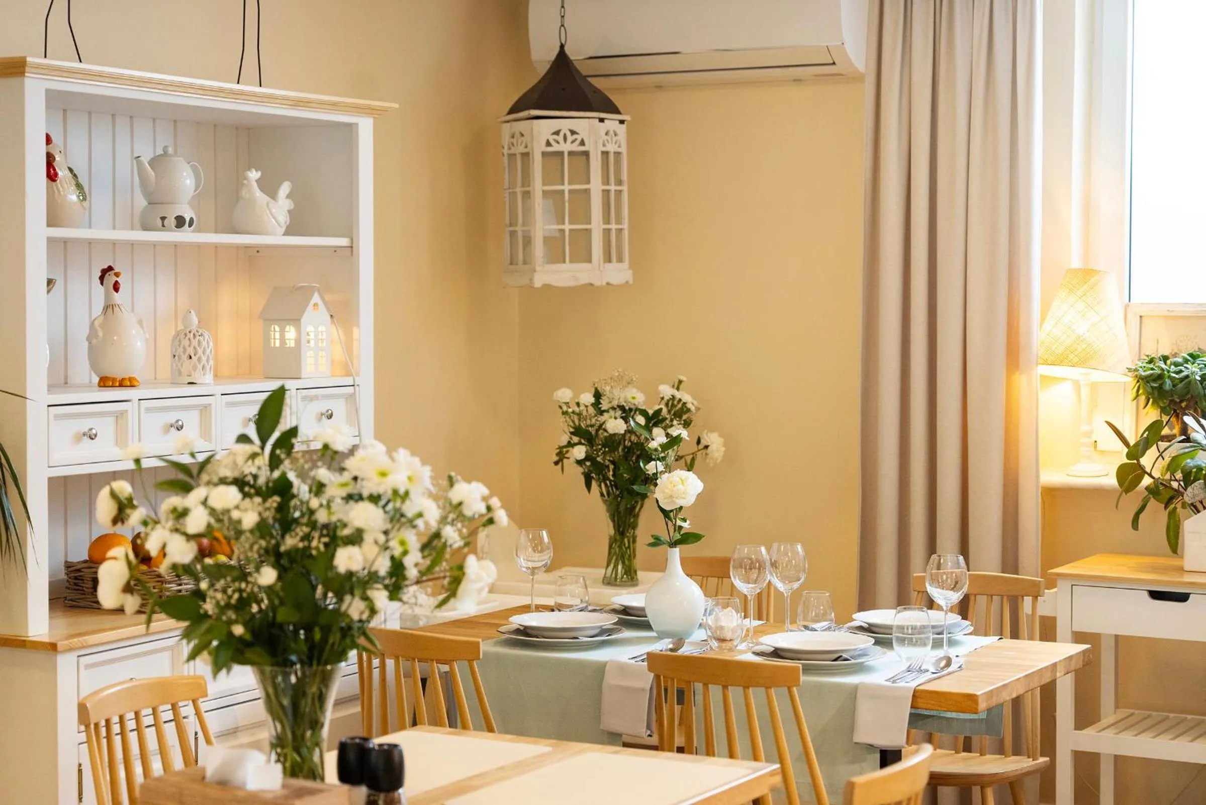 Restaurant/places to eat in Hotel Boss