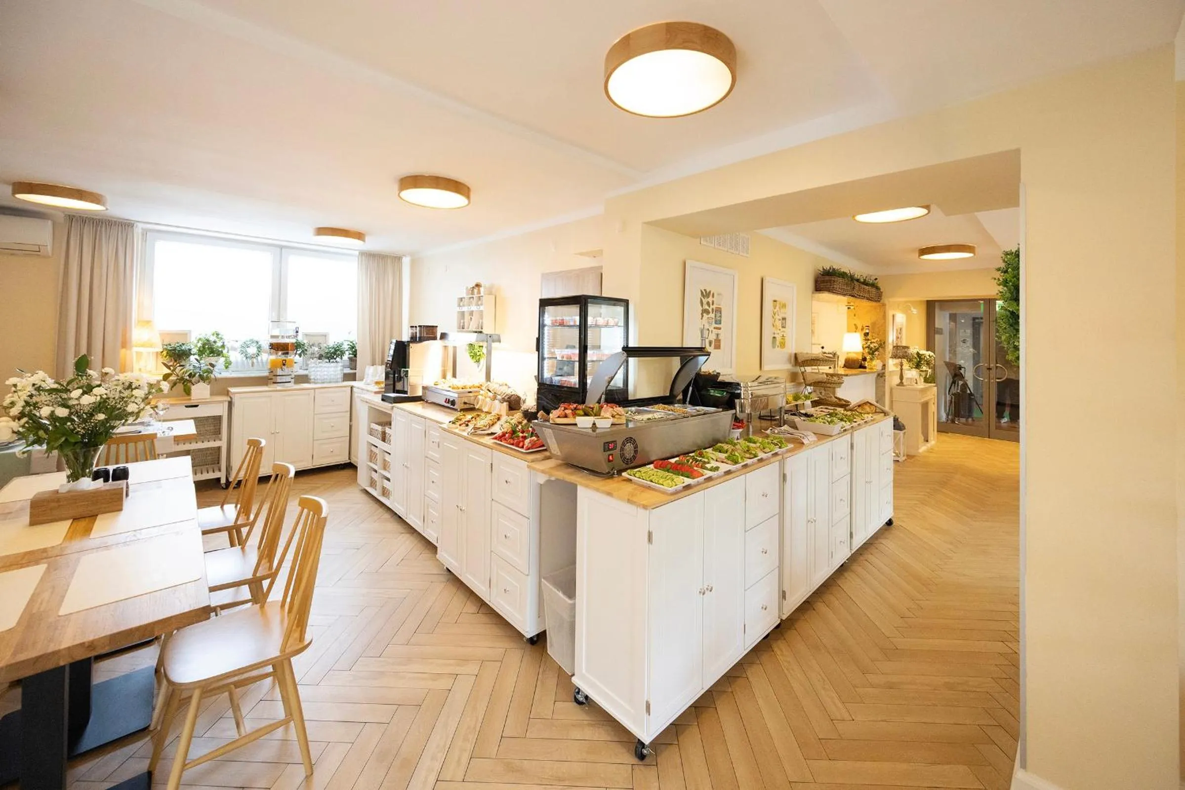 Restaurant/places to eat in Hotel Boss