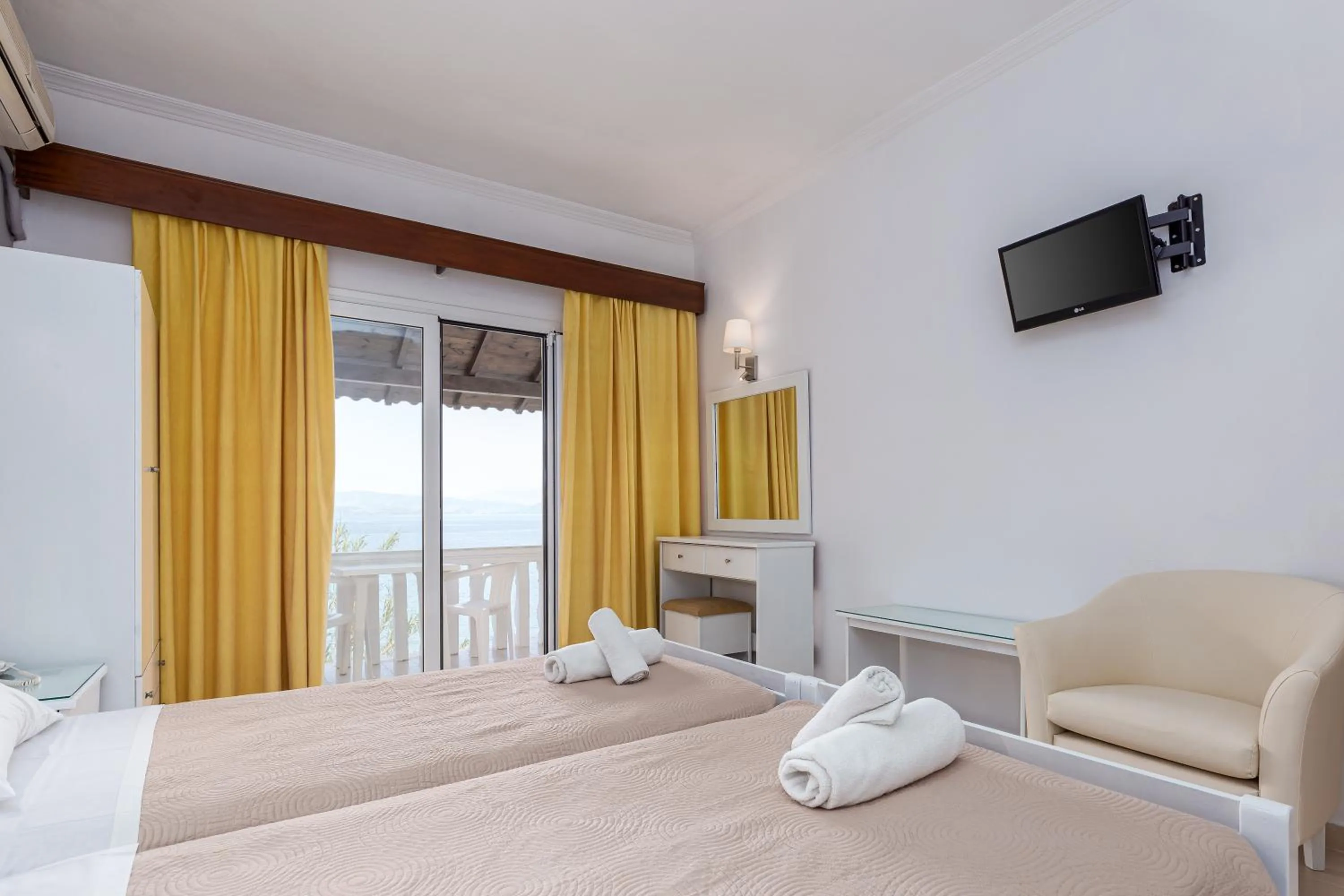 Photo of the whole room, Bed in Oasis Hotel