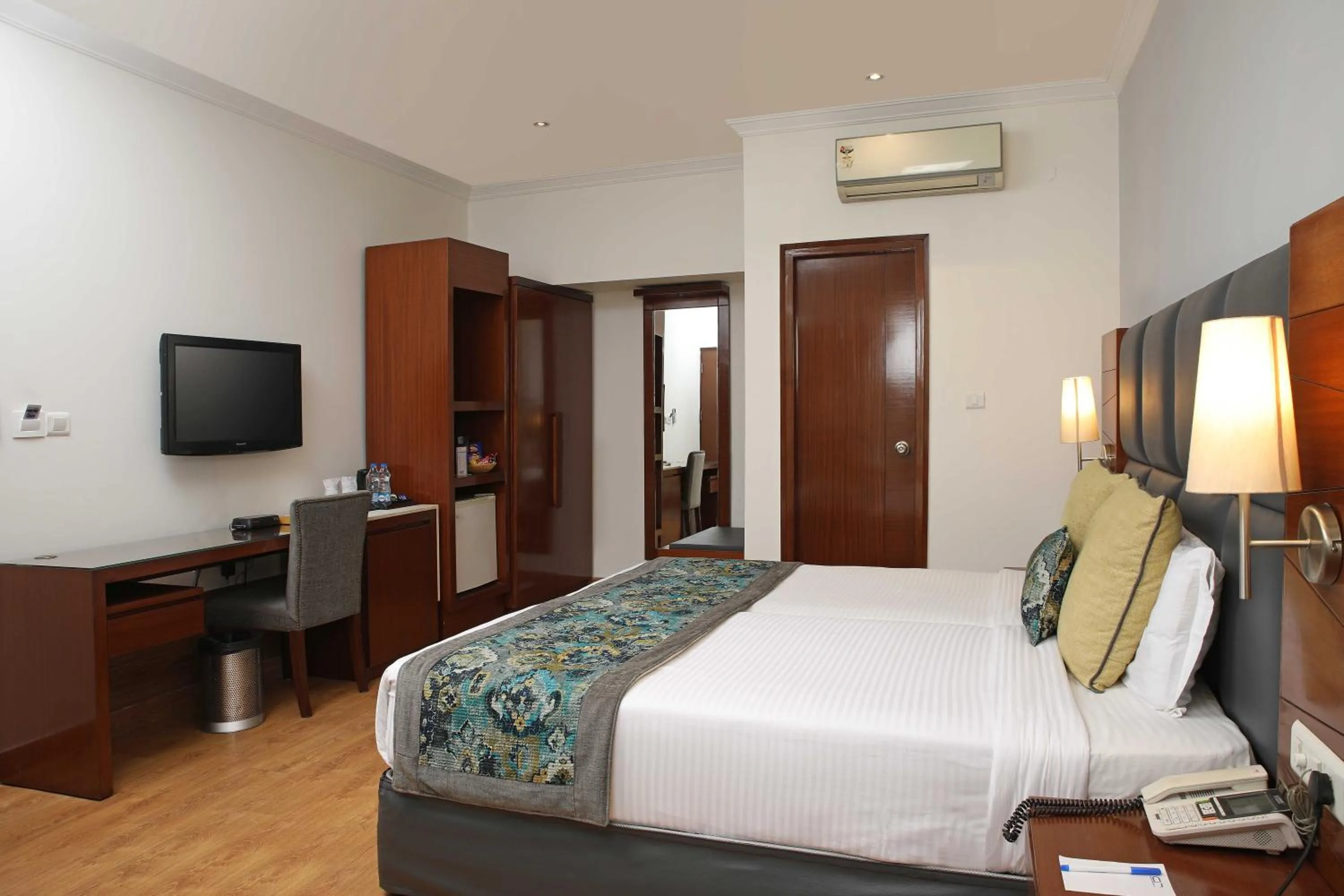 TV and multimedia, Bed in Ahuja Residency Sunder Nagar