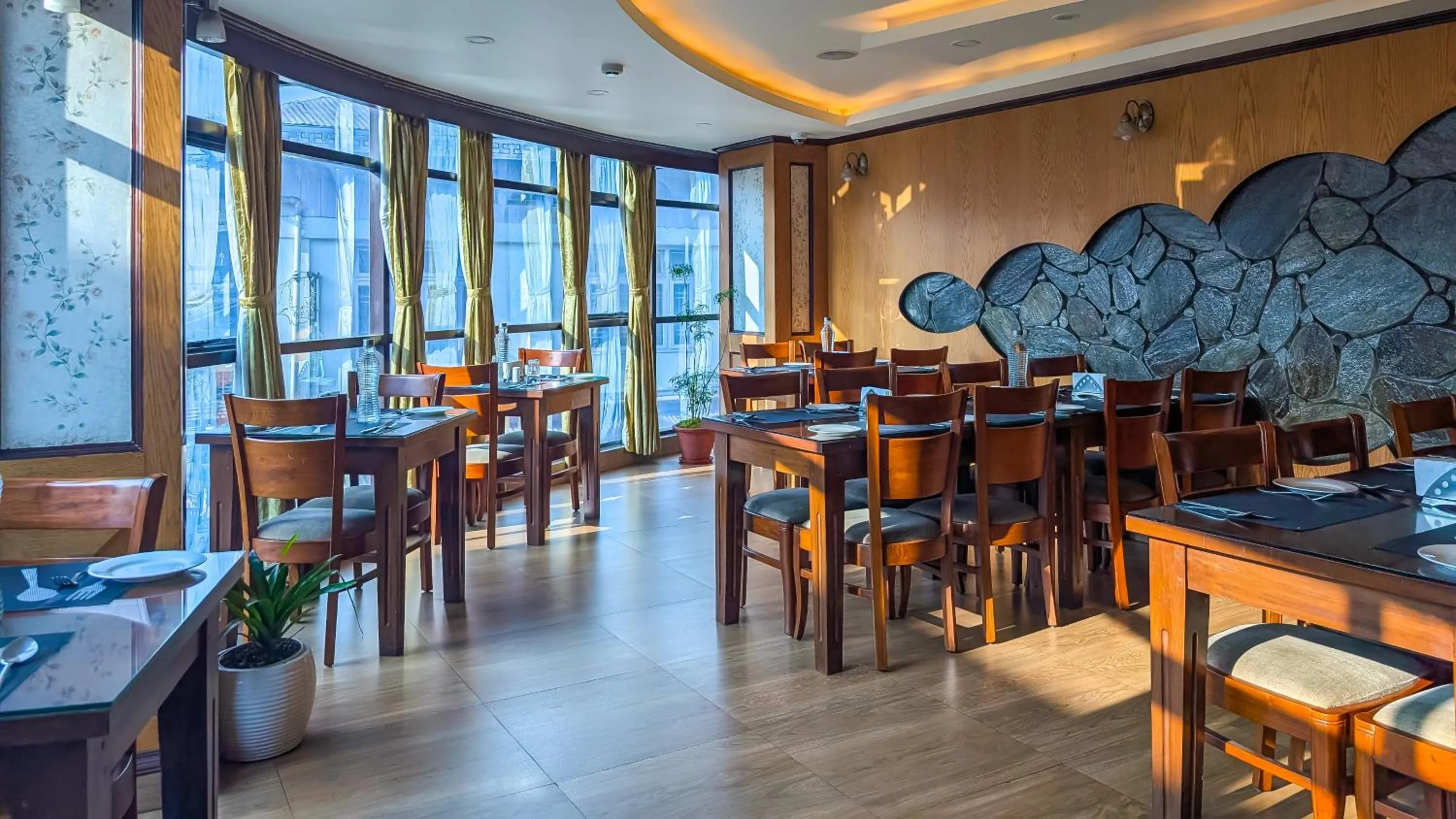 Restaurant/places to eat in Yashshree Jai Hotel & Banquet