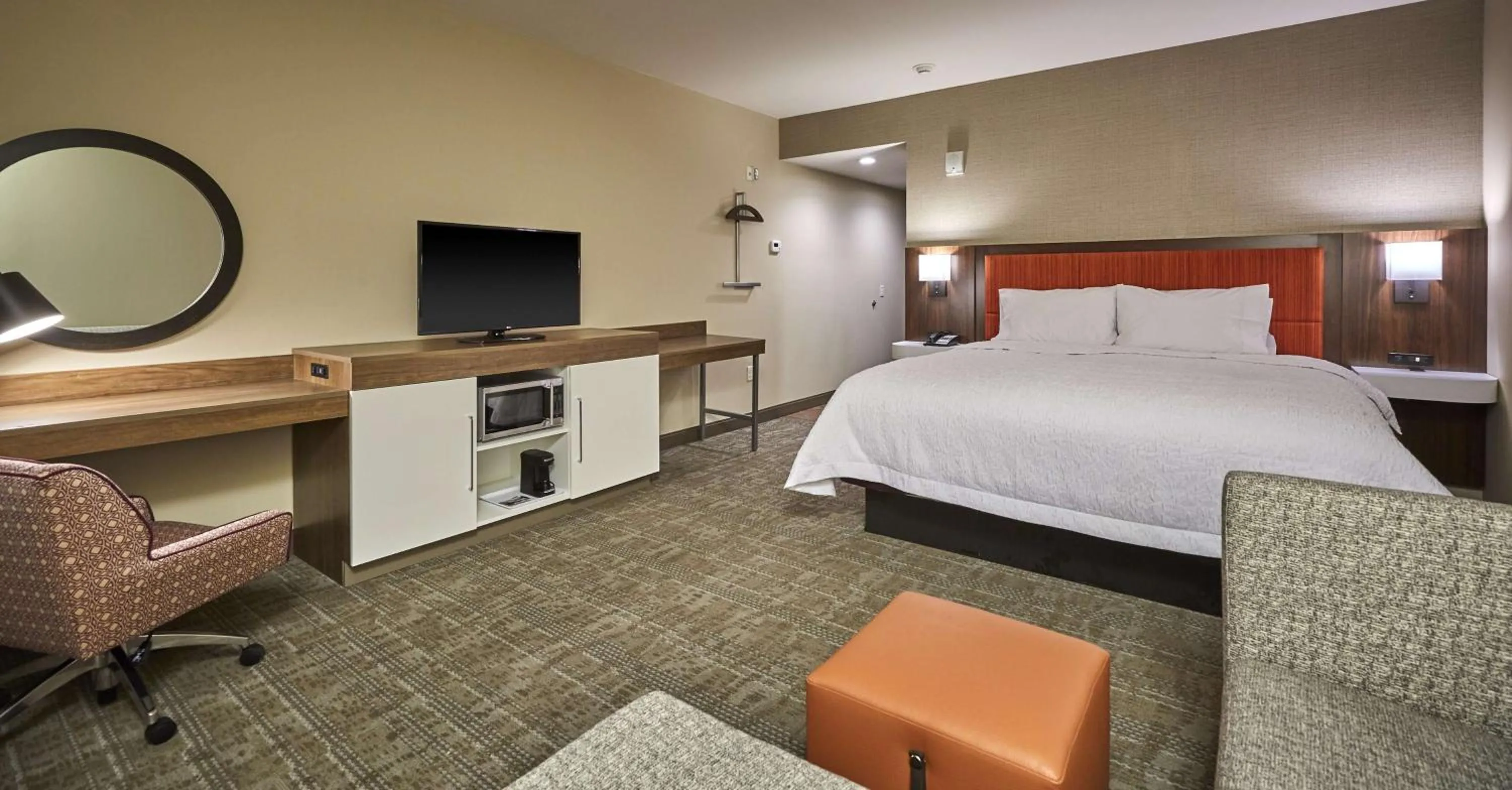 Bedroom, Bed in Hampton Inn & Suites Roseburg