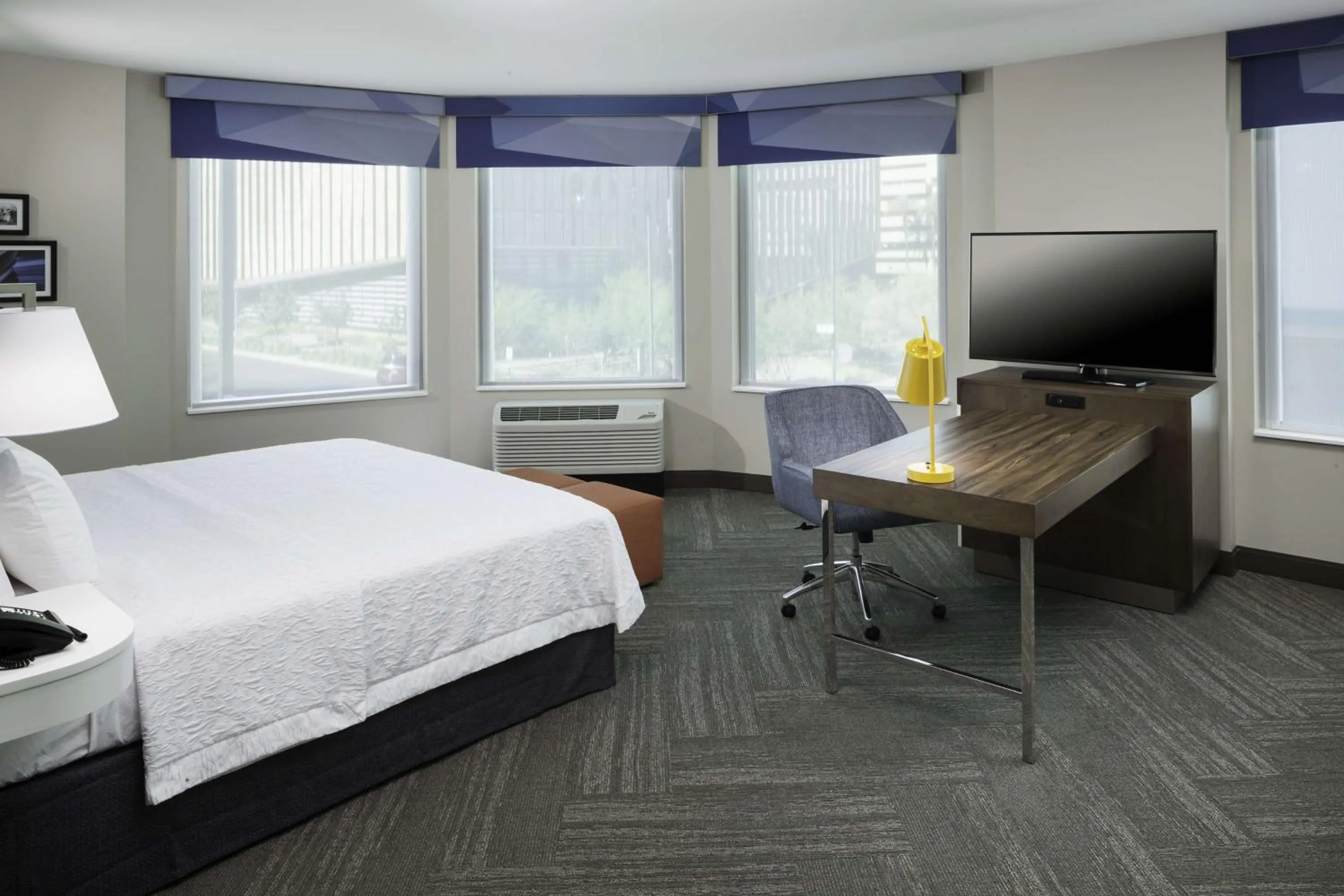 Bedroom, Bed in Hampton Inn & Suites Phoenix Downtown