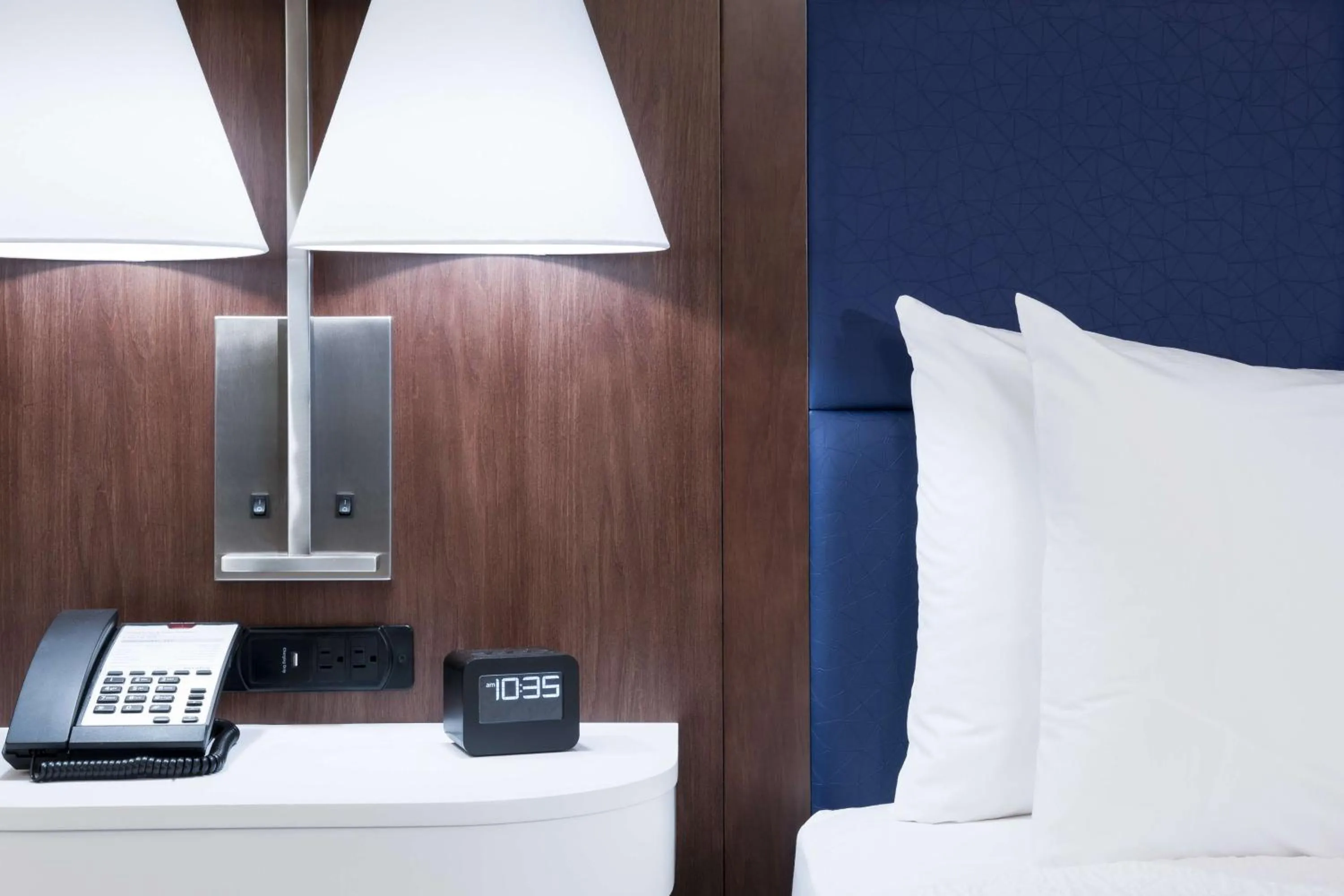 Bed in Hampton Inn & Suites Phoenix Downtown