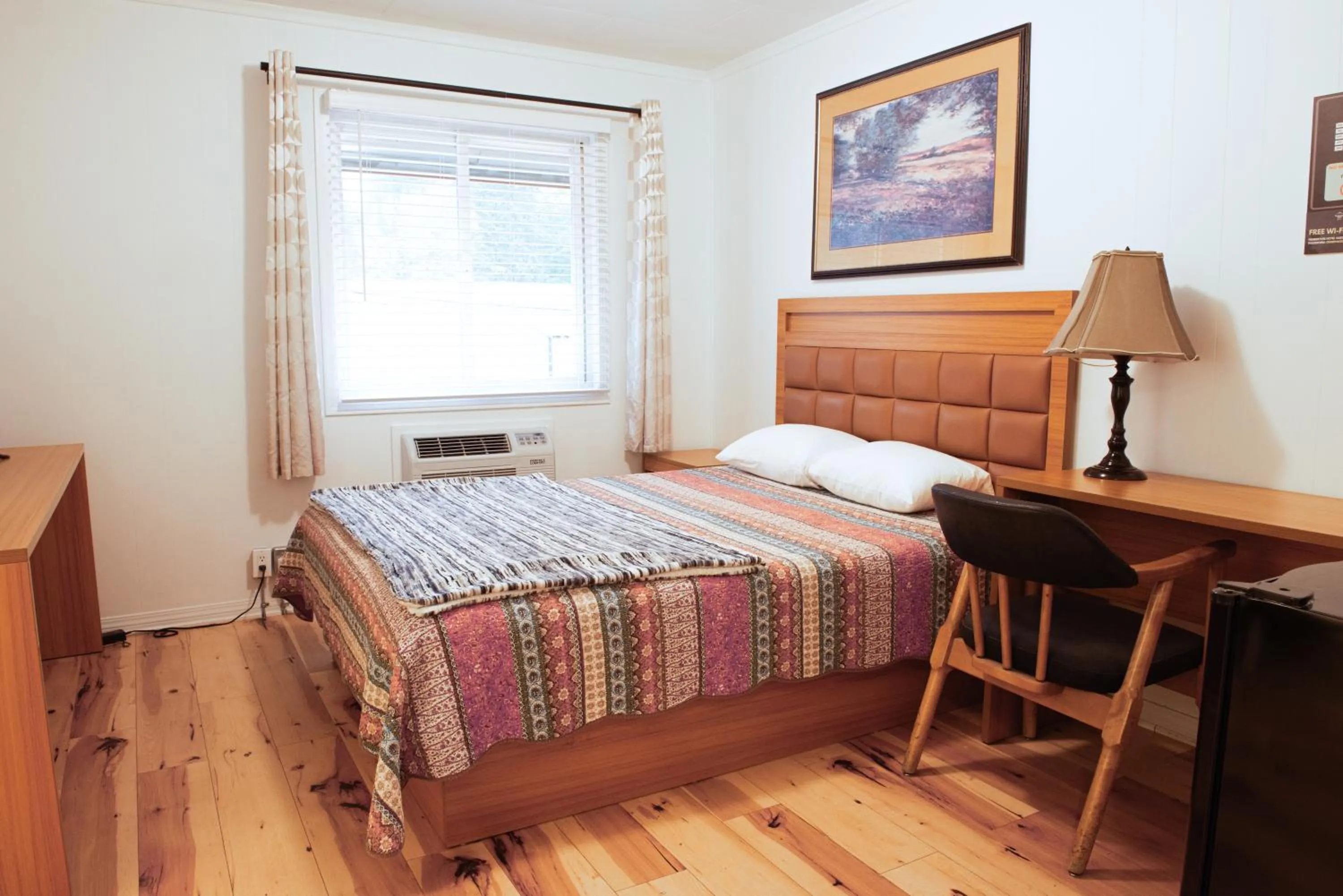 Bed in Pemberton Hotel (Motel)