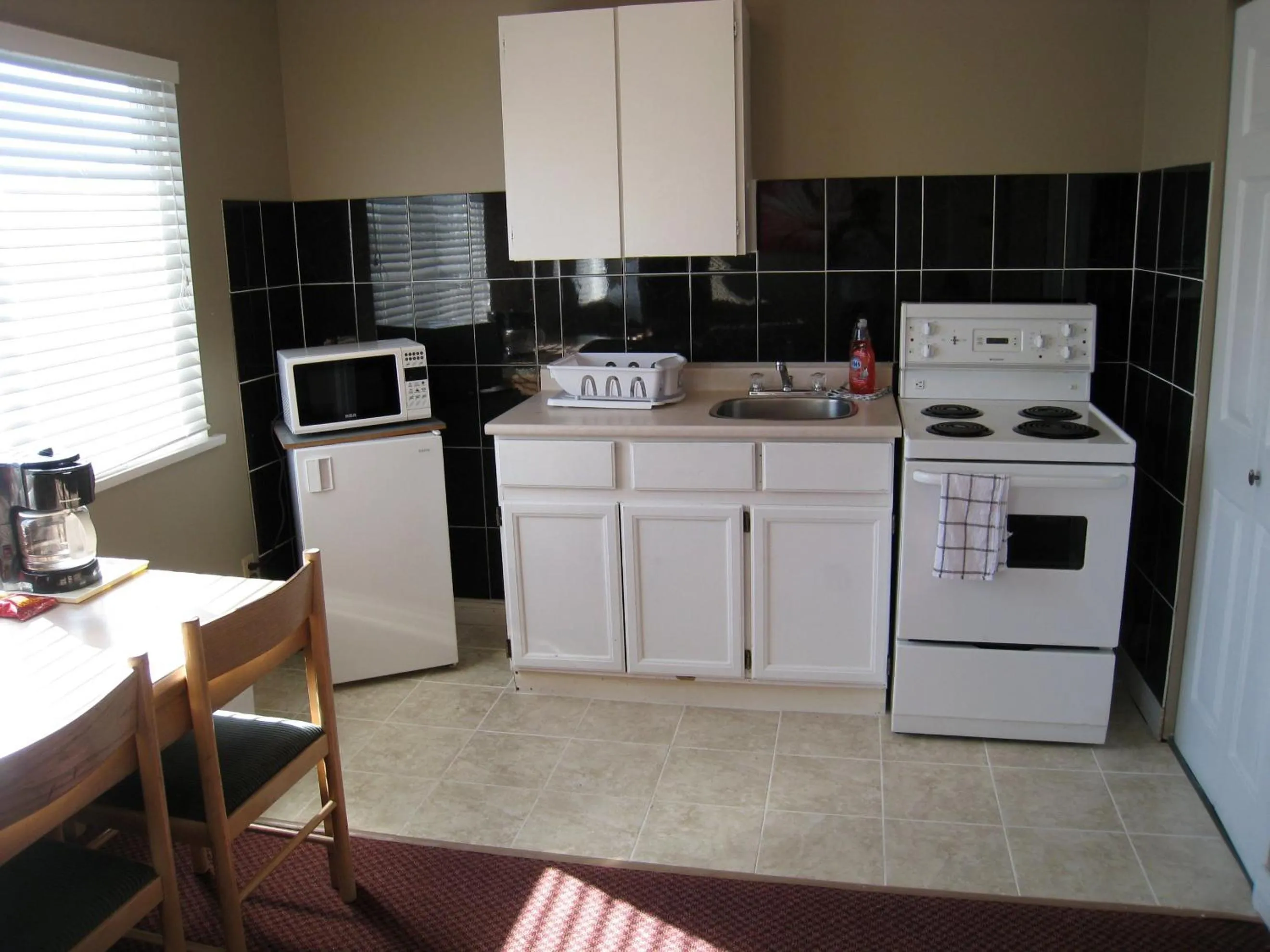 Kitchen or kitchenette in Beach Grove Motel
