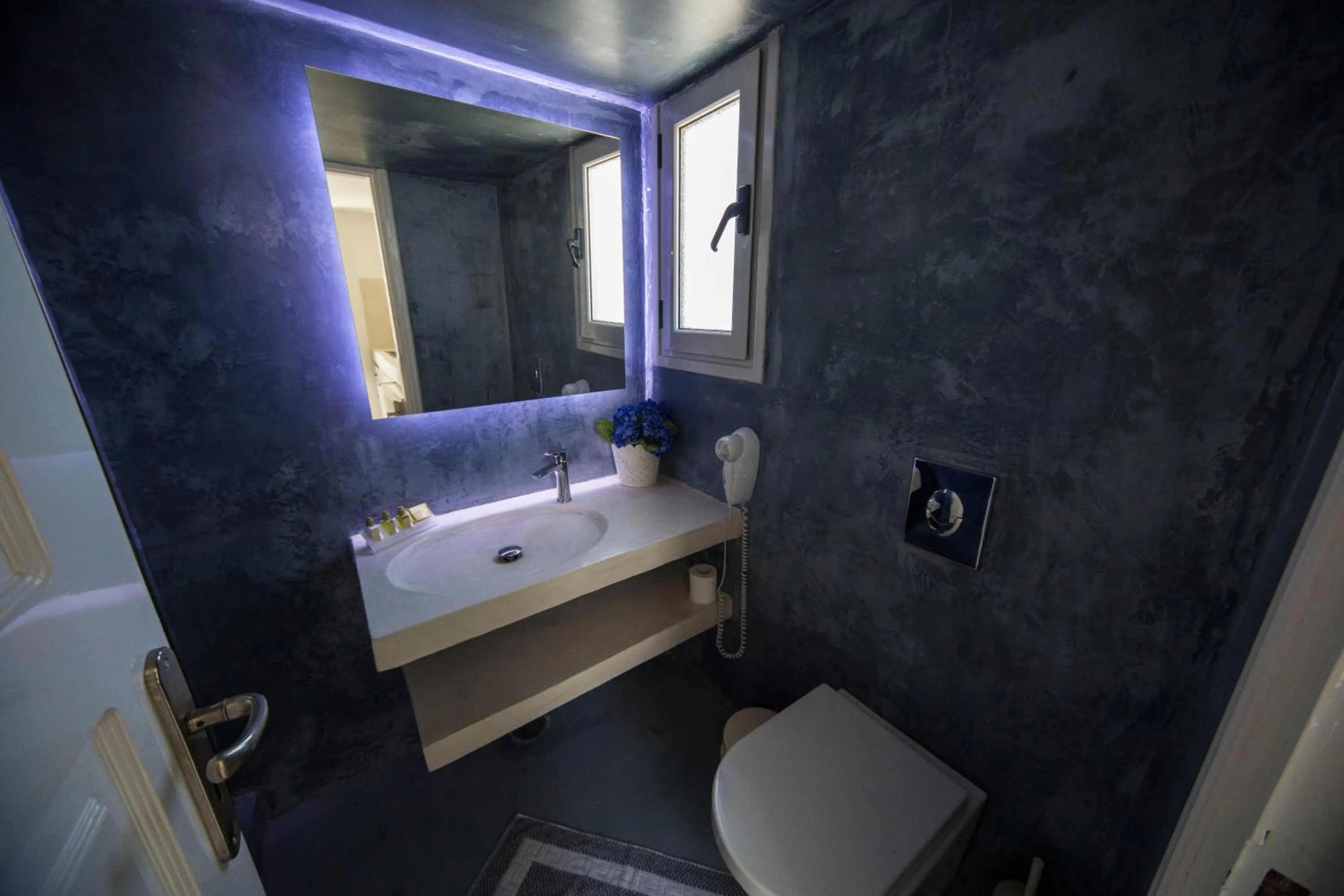Bathroom, Bed in Ianthe Apartments & Villa