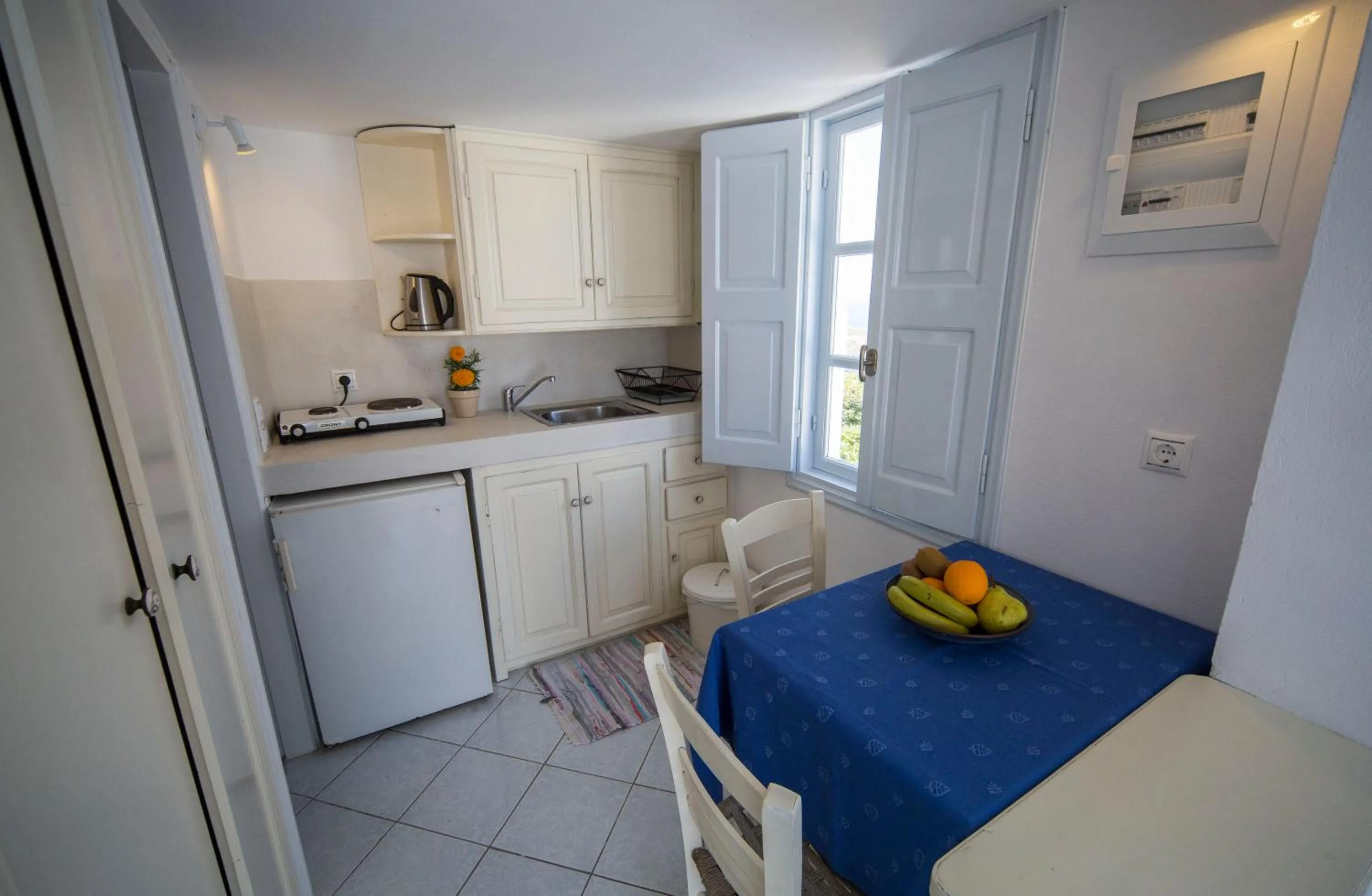 Kitchen or kitchenette, Bed in Ianthe Apartments & Villa