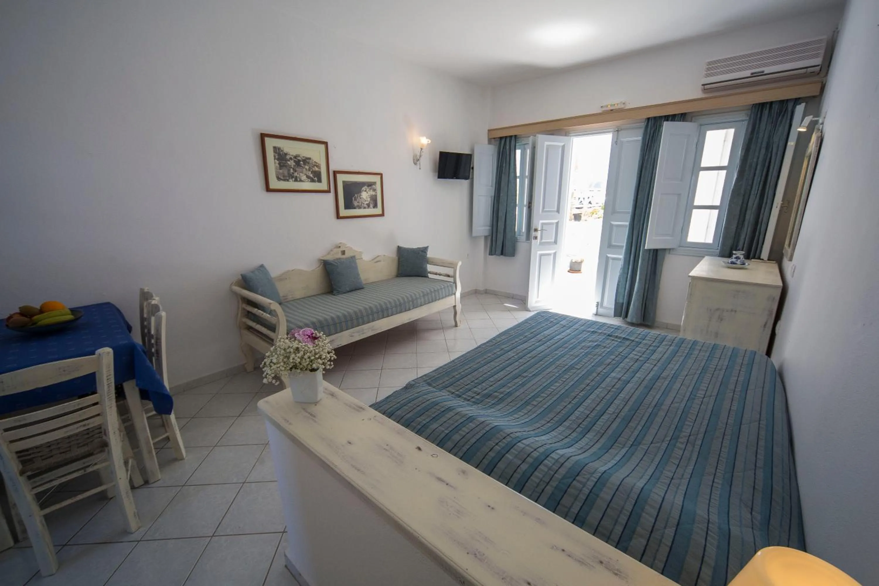 Photo of the whole room, Bed in Ianthe Apartments & Villa