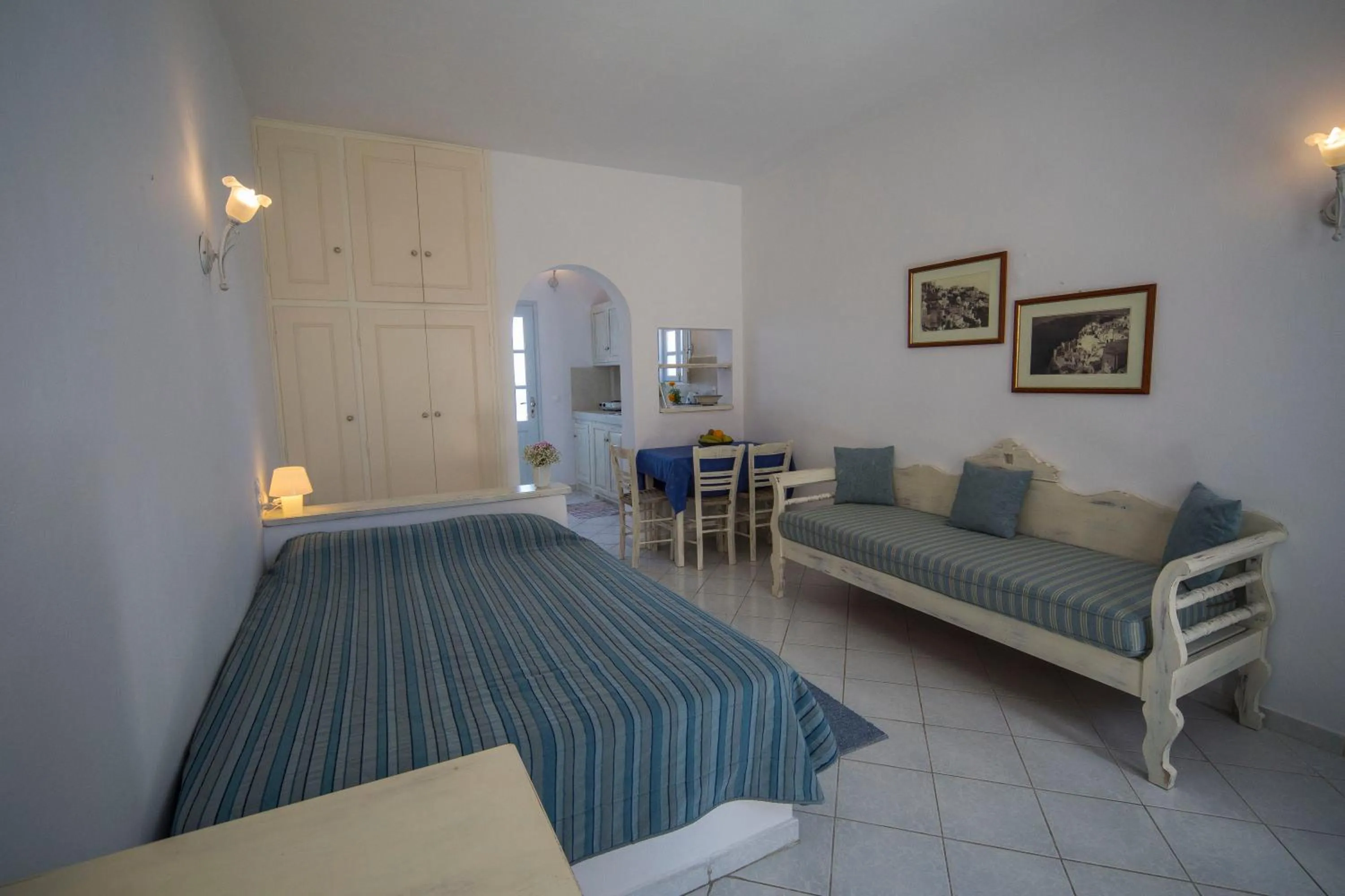 Kitchen or kitchenette, Bed in Ianthe Apartments & Villa