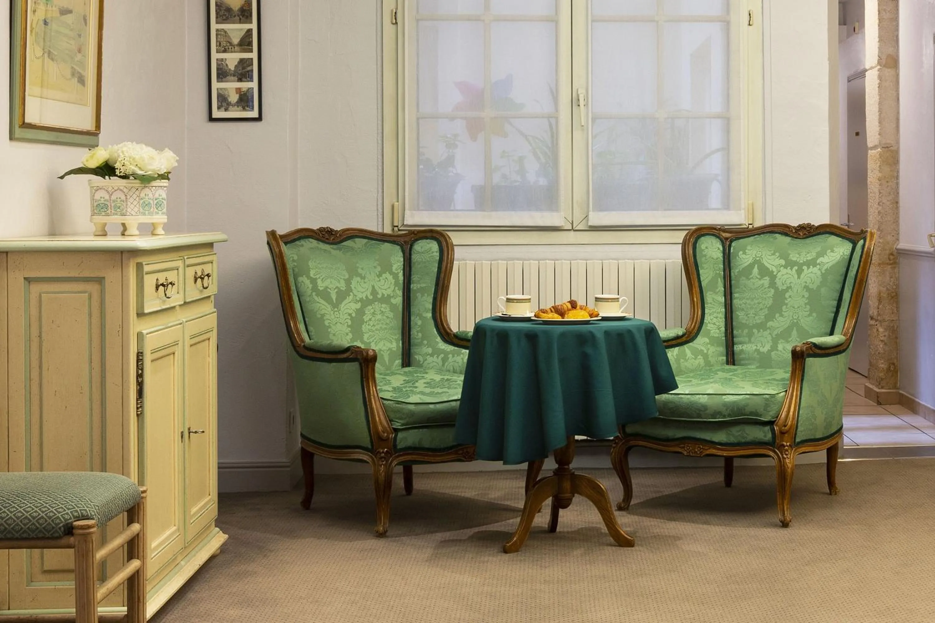 Communal lounge/ TV room in Résidence du Pré