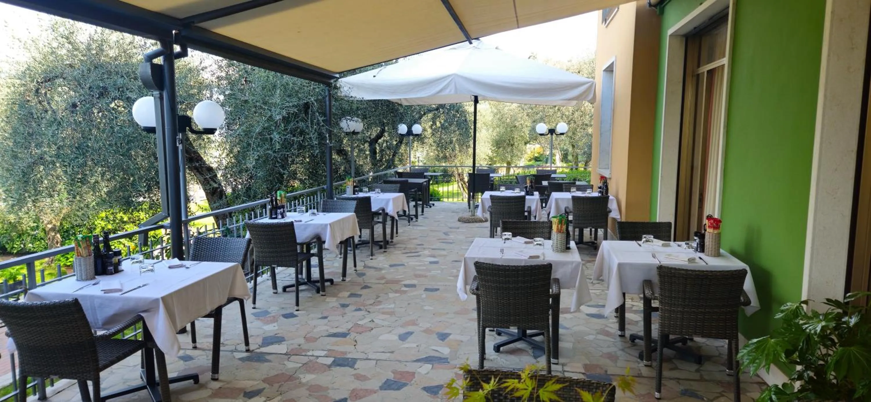 Restaurant/places to eat in Hotel Garden