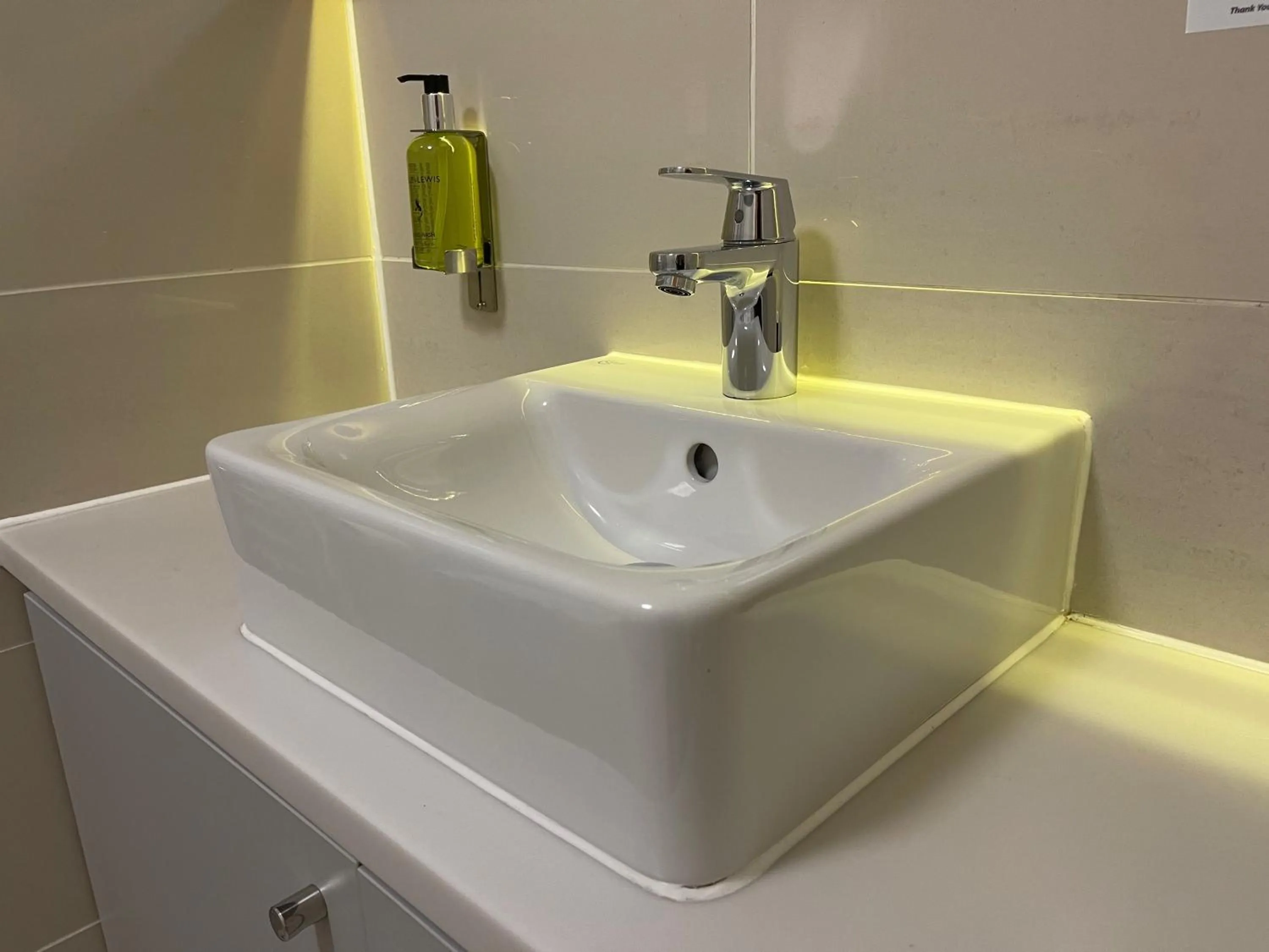 Bathroom in Quay Apartments Manchester