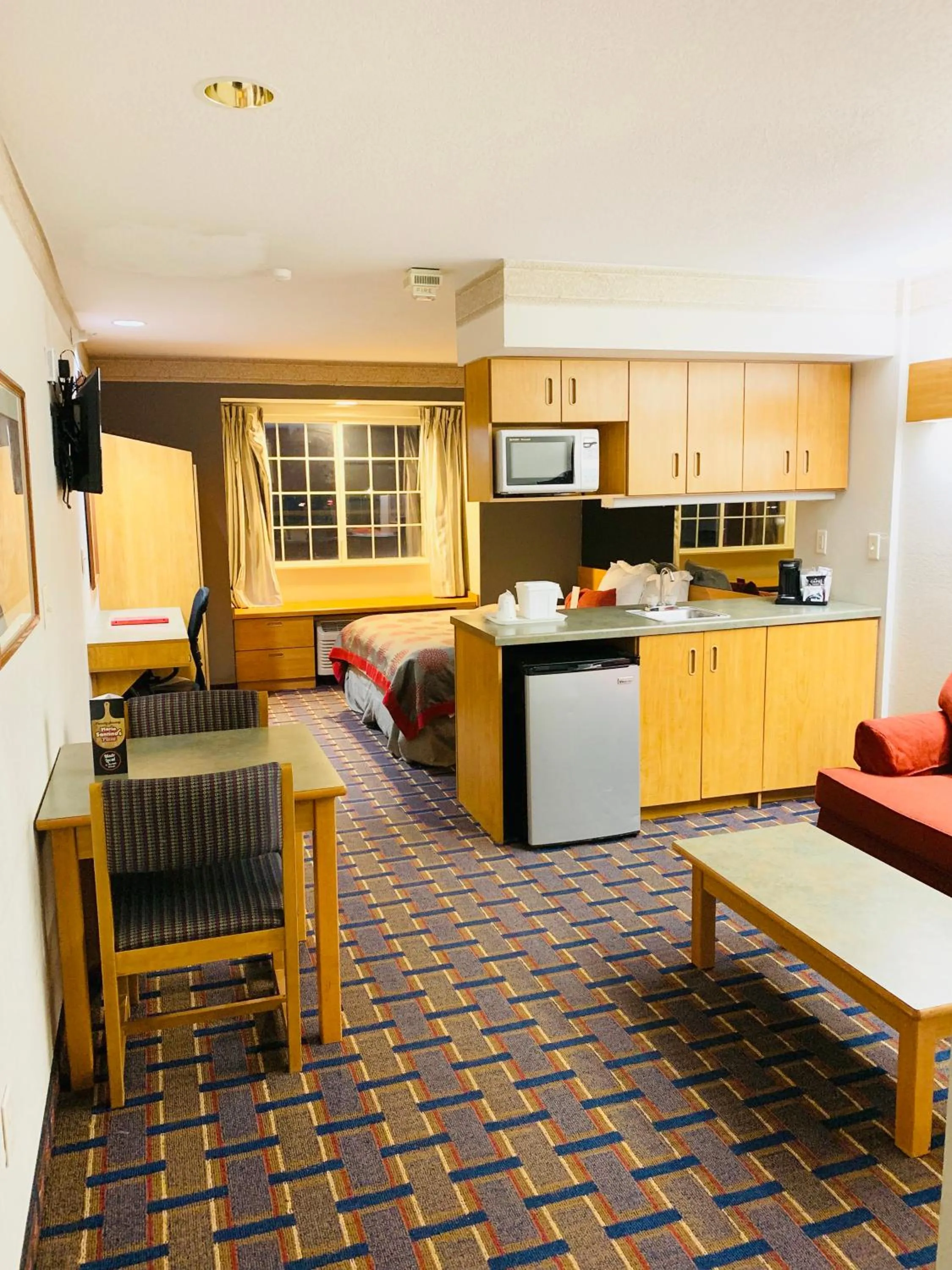 Kitchen or kitchenette in Ramada Limited by Wyndham, Bloomington I-55 & I-74 IL