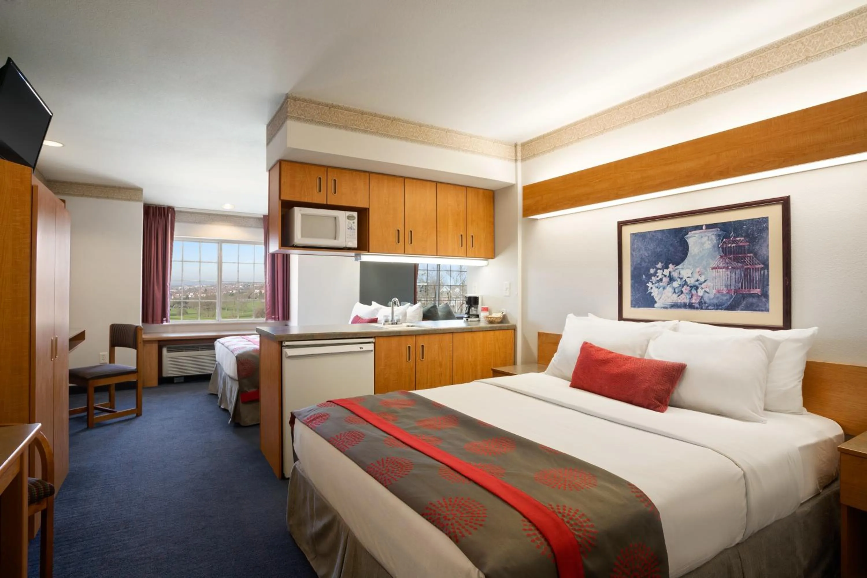 Kitchen or kitchenette, Bed in Ramada Limited by Wyndham, Bloomington I-55 & I-74 IL