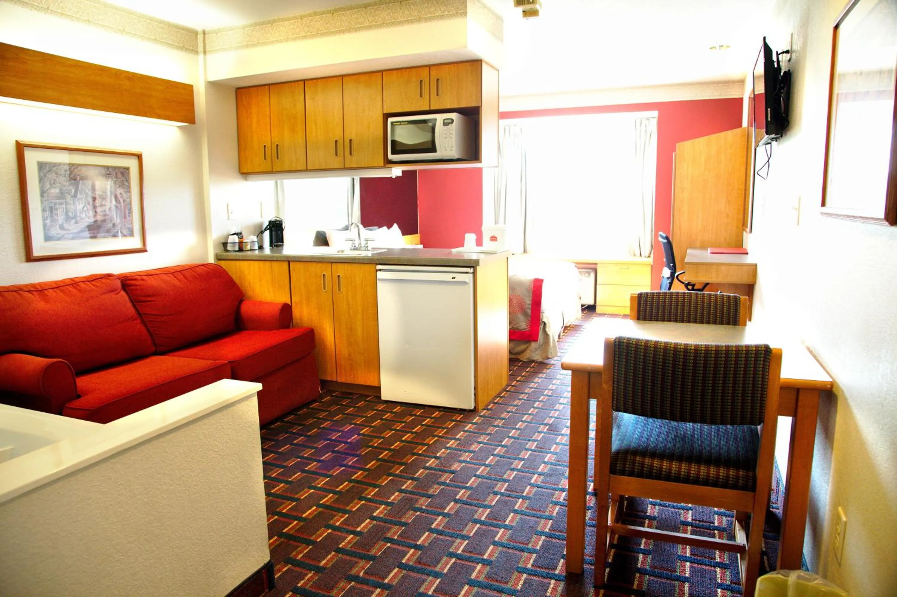 Living room in Ramada Limited by Wyndham, Bloomington I-55 & I-74 IL