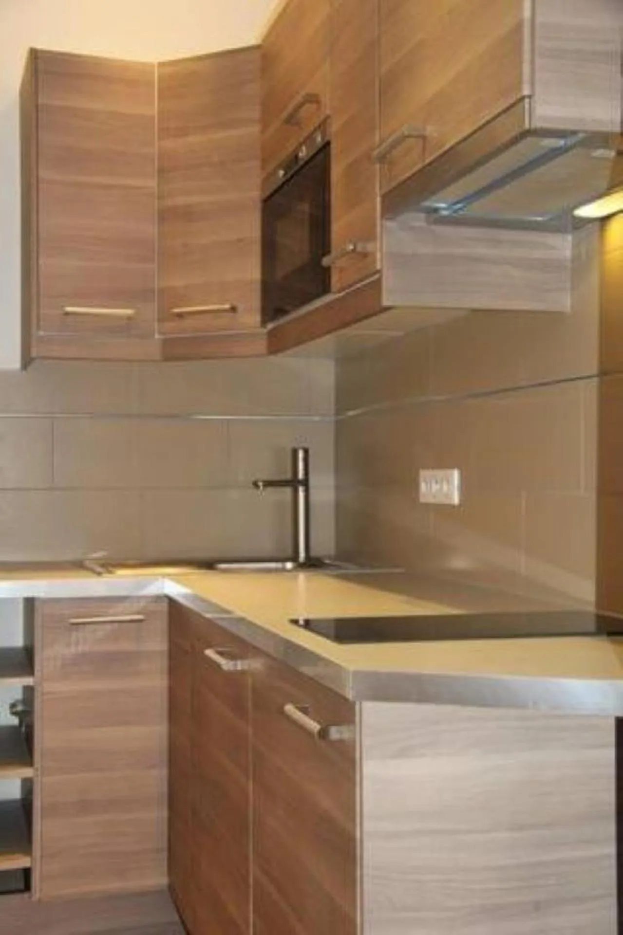 kitchen in Bastille Hostel