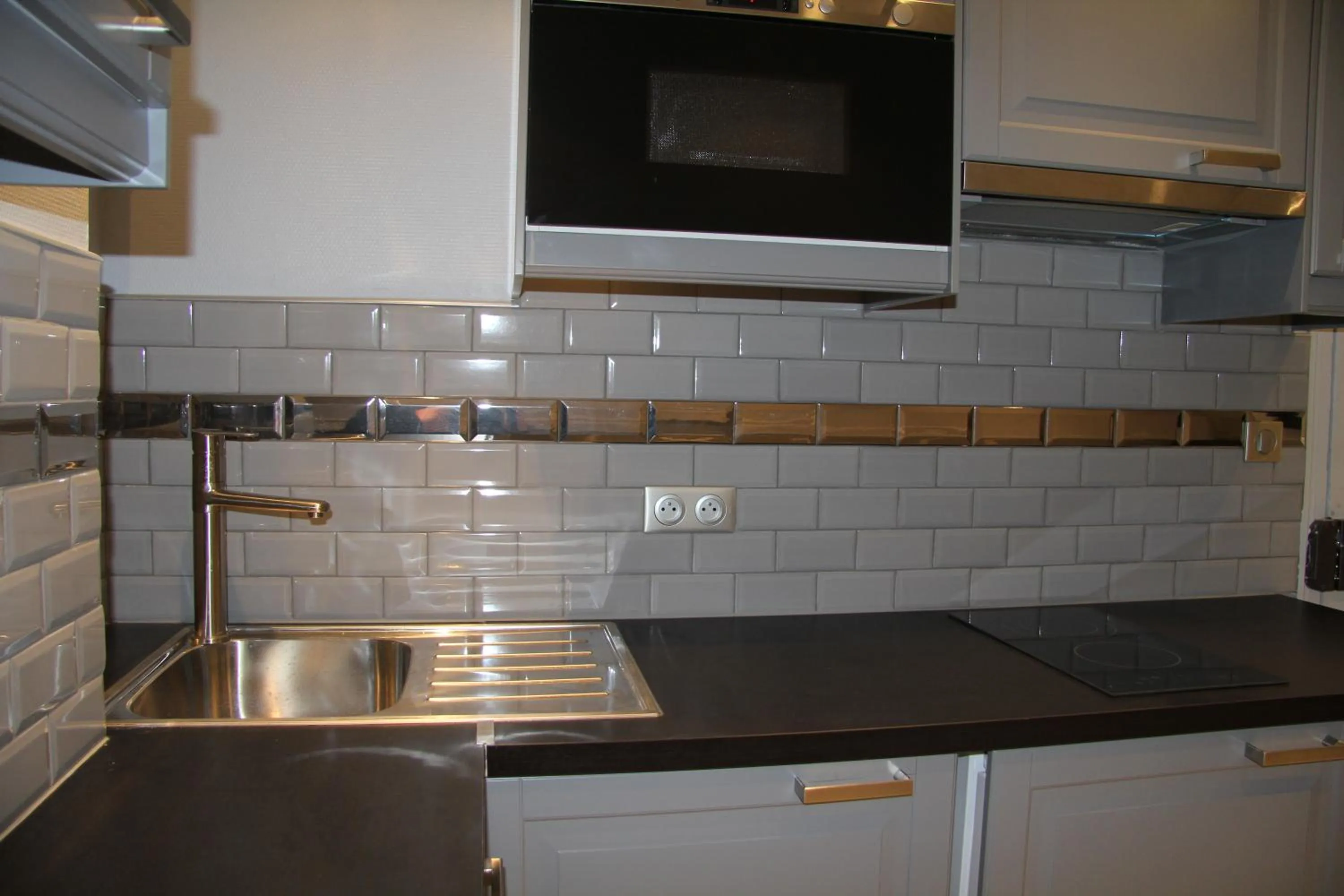 kitchen in Bastille Hostel