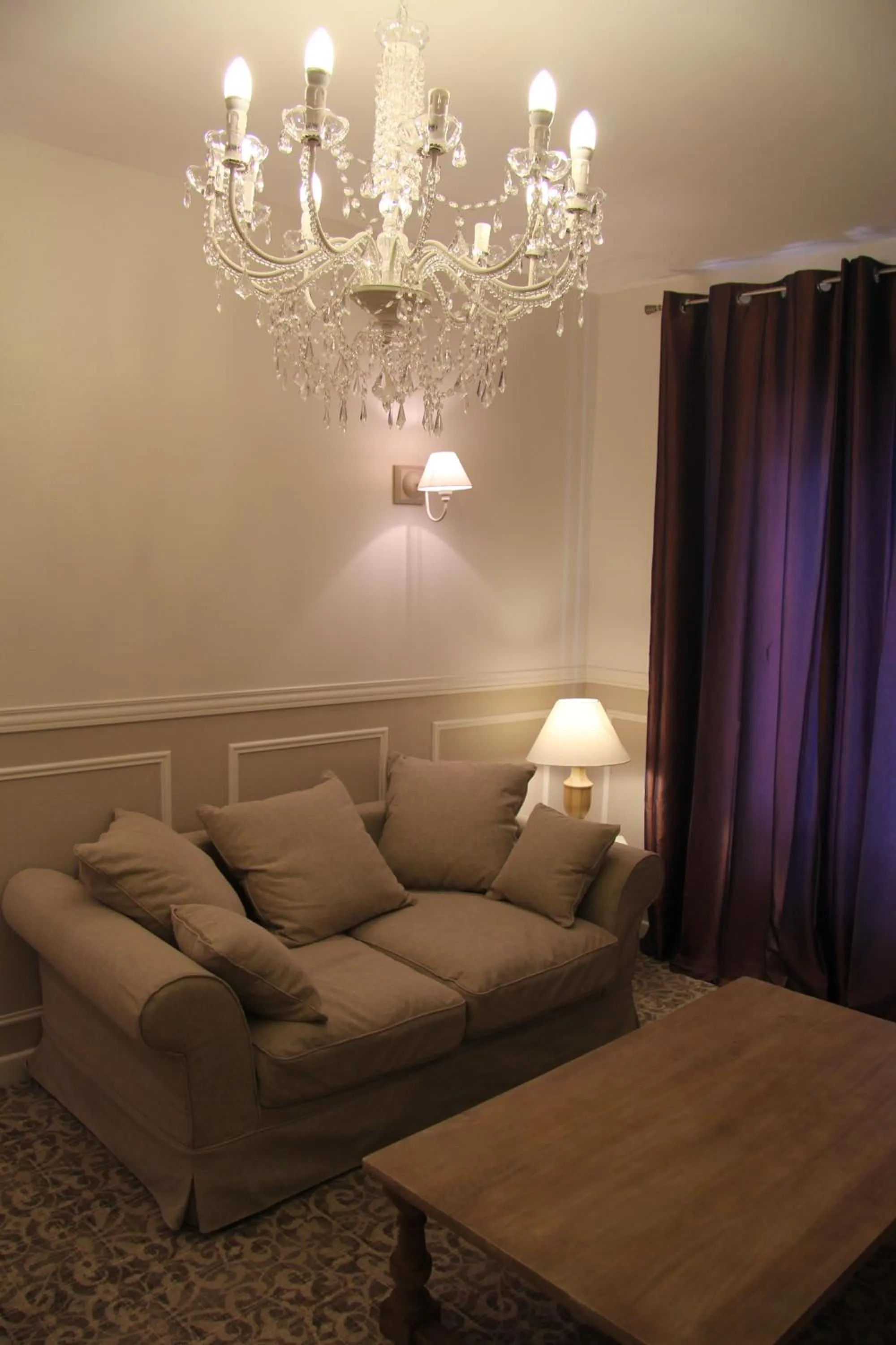 Living room in Bastille Hostel