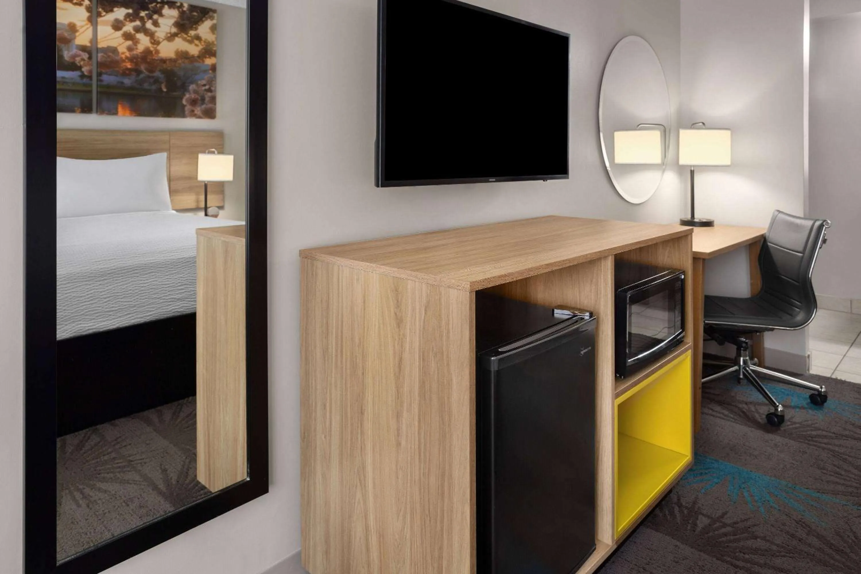 Photo of the whole room, Bed in Days Inn of Frederick by Wyndham