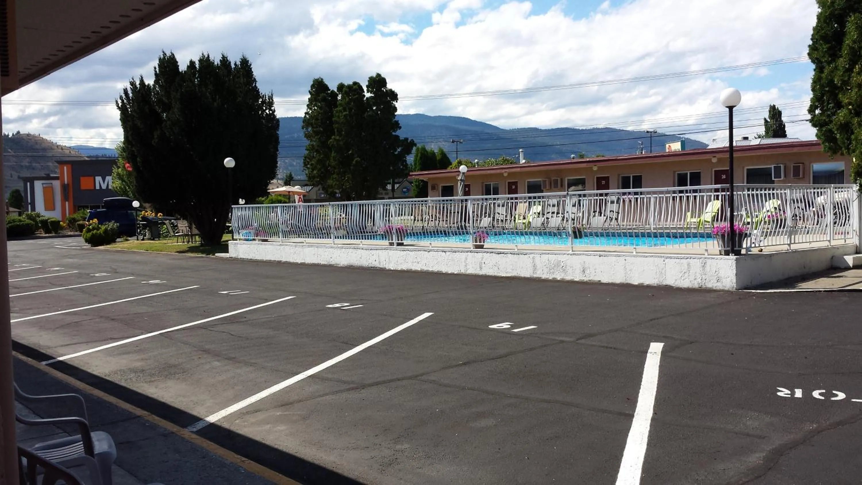 Swimming pool in Swiss Sunset Inn