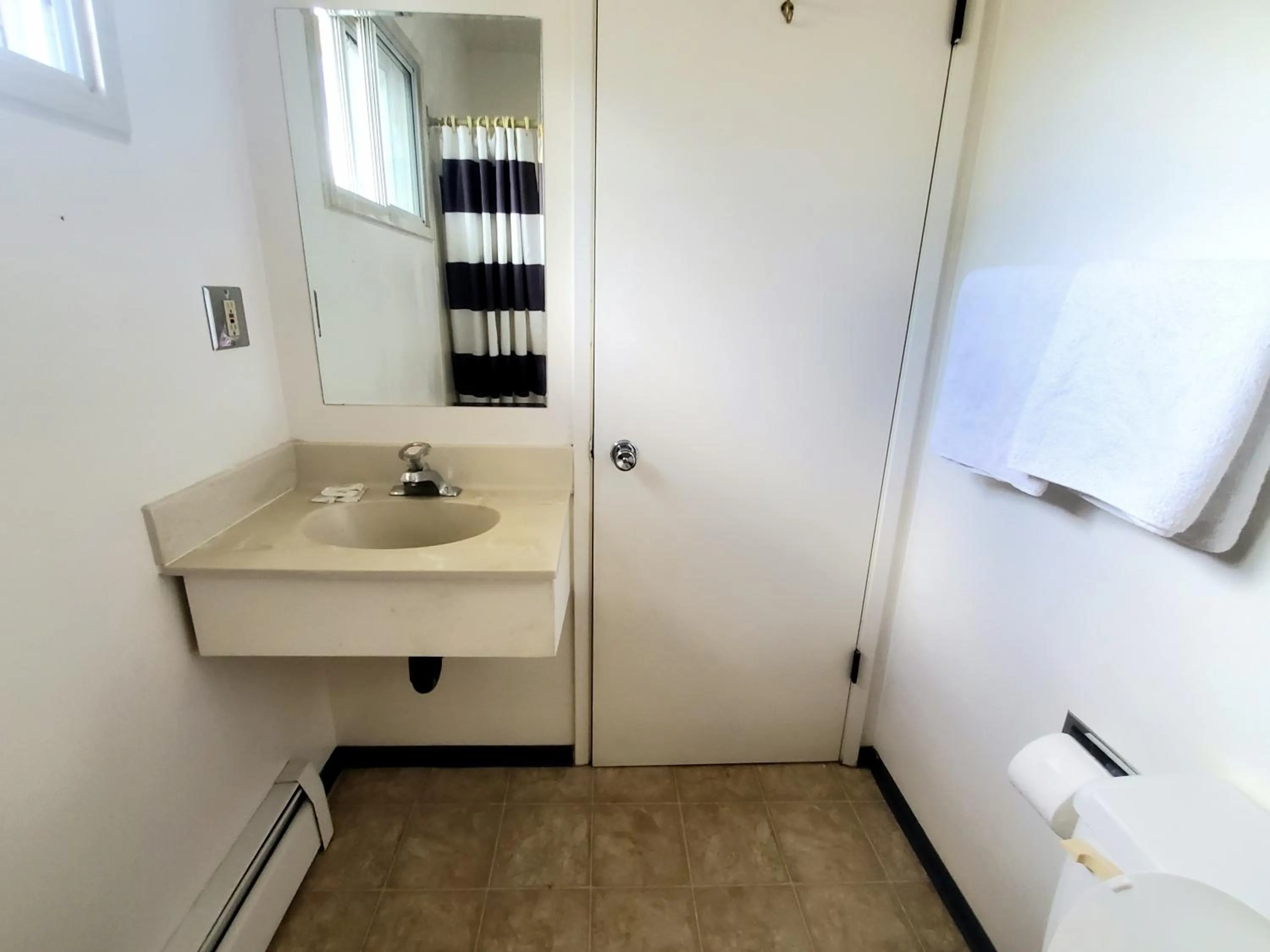 Bathroom in Swiss Sunset Inn